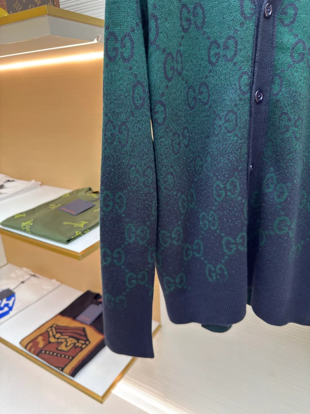 Gucci all-over floral gradient cardigan ●Authentic product: Purchased and developed for 13800 ●Item number: 1680666-B90 ●Fabric: wool fabric ●Technology: knitted ●Version: loose fit ●Weight: about 500 grams ●Size: XS-S-M-L ●Description: This wool cardigan is made of 26-count 100% wool, with double-stranded wool yarn. The original jacquard pattern file is enlarged and debugged by hand to show a gradient effect. The bottom plate has been modified more than 10 times to ensure 100% restoration. Because the gradient jacquard pattern wool yarn needs to be dyed, it also takes a long time to weave up to 5 colors of yarn. The placket position, pockets, and shoulders are all pattern aligned, and the original deep sea shell buckle is customized by opening the mold. The overall wiring is straight and delicate, the fabric is comfortable and soft, and the color is consistent without color difference. It can be matched with the same style to create a fashionable look and control various occasions. Customized accessories, complete with three standards, same style for men and women!