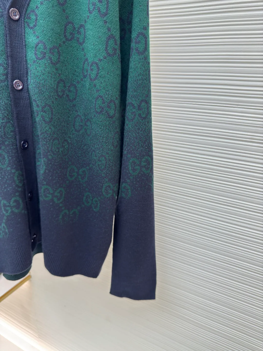 Gucci all-over floral gradient cardigan ●Authentic product: Purchased and developed for 13800 ●Item number: 1680666-B90 ●Fabric: wool fabric ●Technology: knitted ●Version: loose fit ●Weight: about 500 grams ●Size: XS-S-M-L ●Description: This wool cardigan is made of 26-count 100% wool, with double-stranded wool yarn. The original jacquard pattern file is enlarged and debugged by hand to show a gradient effect. The bottom plate has been modified more than 10 times to ensure 100% restoration. Because the gradient jacquard pattern wool yarn needs to be dyed, it also takes a long time to weave up to 5 colors of yarn. The placket position, pockets, and shoulders are all pattern aligned, and the original deep sea shell buckle is customized by opening the mold. The overall wiring is straight and delicate, the fabric is comfortable and soft, and the color is consistent without color difference. It can be matched with the same style to create a fashionable look and control various occasions. Customized accessories, complete with three standards, same style for men and women!
