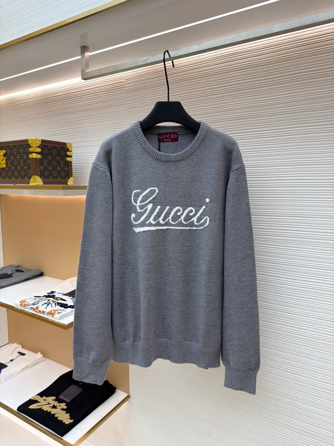 Gucci intarsia knitted sweater ●Original version: Purchased and developed for 9800 ●Item number: 1681268-A85 ●Material: Luxury silk cotton elegant knitted fabric ●Technology: Intarsia jacquard weaving ●Color: Gray ●Version: Fitted version ●Weight: about 595 grams ●Size: S-M-L-XL ●Description: Custom-woven luxury silk cotton elegant knitted material Full of texture Comfortable and skin-friendly Use light gray as the canvas Noble and elegant, the brand logo is outlined in pure white. The Gucci intarsia is attached to the sweater in the form of art, as if it has been given a soul. The dropped shoulder design can well modify the neck line, control the complexity with simplicity, and dominate the overall situation with a restrained presence. The simple and versatile style is like a classic movement. Eternal echo craft 1: Intarsia jacquard weaving method. Gucci patterns and textures are formed on the fabric by interweaving yarns of different colors. Fine weaving not only ensures the clarity of the pattern, but also greatly enhances the durability of the fabric. Craft 2: The sewing machine performs narrowing stitches, edge closing, and jacquard effect. The prominent pattern formed on the fabric through a specific weaving process adds visual effects. Neat and orderly process 3: Garment washing water softening and deodorizing process. Professional washing equipment and specific detergents are used to deep clean and deodorize the clothes to improve the feel and appearance of the clothes. The overall wiring is straight and delicate, the fabric is comfortable and soft, and the color is consistent without color difference. It can be matched with the same style to create a fashionable look and control various occasions. Customized accessories, complete with three standards, same style for men and women!
