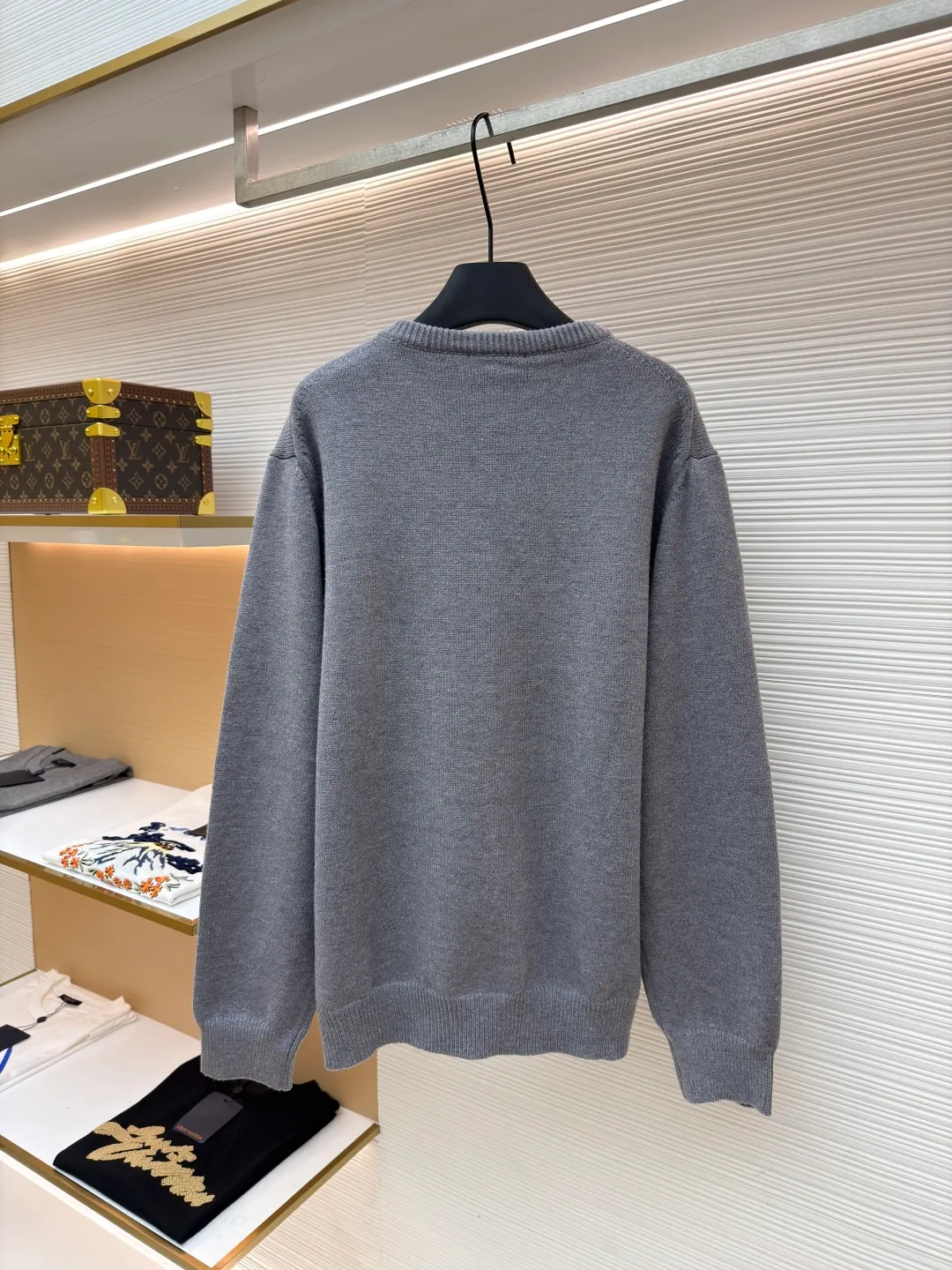 Gucci intarsia knitted sweater ●Original version: Purchased and developed for 9800 ●Item number: 1681268-A85 ●Material: Luxury silk cotton elegant knitted fabric ●Technology: Intarsia jacquard weaving ●Color: Gray ●Version: Fitted version ●Weight: about 595 grams ●Size: S-M-L-XL ●Description: Custom-woven luxury silk cotton elegant knitted material Full of texture Comfortable and skin-friendly Use light gray as the canvas Noble and elegant, the brand logo is outlined in pure white. The Gucci intarsia is attached to the sweater in the form of art, as if it has been given a soul. The dropped shoulder design can well modify the neck line, control the complexity with simplicity, and dominate the overall situation with a restrained presence. The simple and versatile style is like a classic movement. Eternal echo craft 1: Intarsia jacquard weaving method. Gucci patterns and textures are formed on the fabric by interweaving yarns of different colors. Fine weaving not only ensures the clarity of the pattern, but also greatly enhances the durability of the fabric. Craft 2: The sewing machine performs narrowing stitches, edge closing, and jacquard effect. The prominent pattern formed on the fabric through a specific weaving process adds visual effects. Neat and orderly process 3: Garment washing water softening and deodorizing process. Professional washing equipment and specific detergents are used to deep clean and deodorize the clothes to improve the feel and appearance of the clothes. The overall wiring is straight and delicate, the fabric is comfortable and soft, and the color is consistent without color difference. It can be matched with the same style to create a fashionable look and control various occasions. Customized accessories, complete with three standards, same style for men and women!