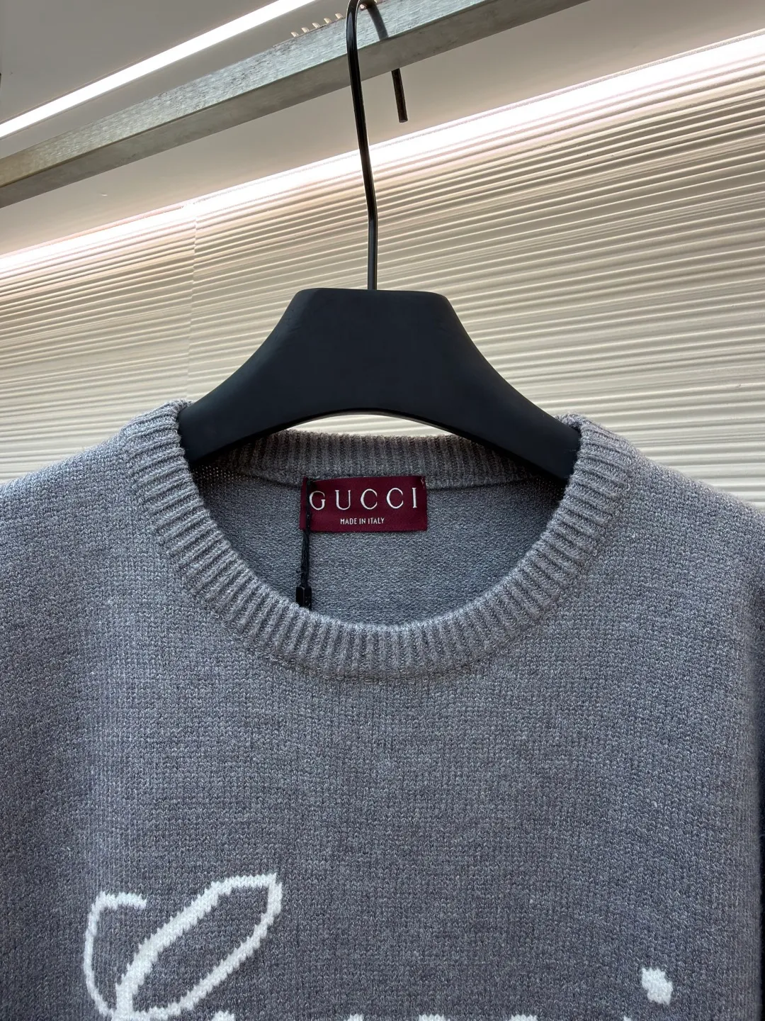 Gucci intarsia knitted sweater ●Original version: Purchased and developed for 9800 ●Item number: 1681268-A85 ●Material: Luxury silk cotton elegant knitted fabric ●Technology: Intarsia jacquard weaving ●Color: Gray ●Version: Fitted version ●Weight: about 595 grams ●Size: S-M-L-XL ●Description: Custom-woven luxury silk cotton elegant knitted material Full of texture Comfortable and skin-friendly Use light gray as the canvas Noble and elegant, the brand logo is outlined in pure white. The Gucci intarsia is attached to the sweater in the form of art, as if it has been given a soul. The dropped shoulder design can well modify the neck line, control the complexity with simplicity, and dominate the overall situation with a restrained presence. The simple and versatile style is like a classic movement. Eternal echo craft 1: Intarsia jacquard weaving method. Gucci patterns and textures are formed on the fabric by interweaving yarns of different colors. Fine weaving not only ensures the clarity of the pattern, but also greatly enhances the durability of the fabric. Craft 2: The sewing machine performs narrowing stitches, edge closing, and jacquard effect. The prominent pattern formed on the fabric through a specific weaving process adds visual effects. Neat and orderly process 3: Garment washing water softening and deodorizing process. Professional washing equipment and specific detergents are used to deep clean and deodorize the clothes to improve the feel and appearance of the clothes. The overall wiring is straight and delicate, the fabric is comfortable and soft, and the color is consistent without color difference. It can be matched with the same style to create a fashionable look and control various occasions. Customized accessories, complete with three standards, same style for men and women!