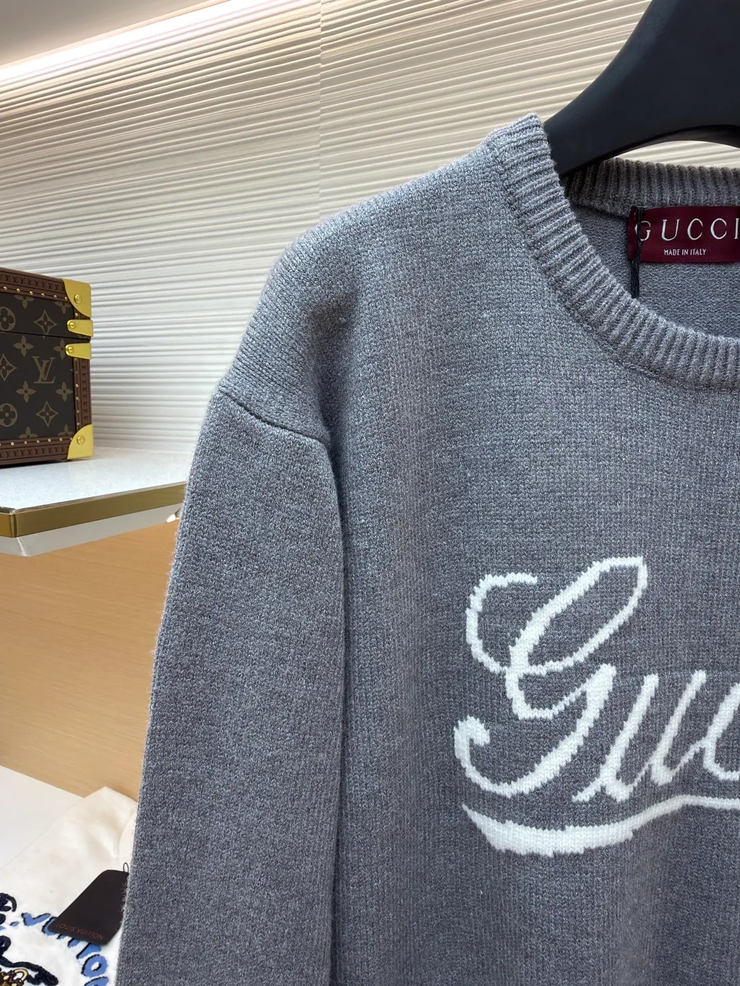 Gucci intarsia knitted sweater ●Original version: Purchased and developed for 9800 ●Item number: 1681268-A85 ●Material: Luxury silk cotton elegant knitted fabric ●Technology: Intarsia jacquard weaving ●Color: Gray ●Version: Fitted version ●Weight: about 595 grams ●Size: S-M-L-XL ●Description: Custom-woven luxury silk cotton elegant knitted material Full of texture Comfortable and skin-friendly Use light gray as the canvas Noble and elegant, the brand logo is outlined in pure white. The Gucci intarsia is attached to the sweater in the form of art, as if it has been given a soul. The dropped shoulder design can well modify the neck line, control the complexity with simplicity, and dominate the overall situation with a restrained presence. The simple and versatile style is like a classic movement. Eternal echo craft 1: Intarsia jacquard weaving method. Gucci patterns and textures are formed on the fabric by interweaving yarns of different colors. Fine weaving not only ensures the clarity of the pattern, but also greatly enhances the durability of the fabric. Craft 2: The sewing machine performs narrowing stitches, edge closing, and jacquard effect. The prominent pattern formed on the fabric through a specific weaving process adds visual effects. Neat and orderly process 3: Garment washing water softening and deodorizing process. Professional washing equipment and specific detergents are used to deep clean and deodorize the clothes to improve the feel and appearance of the clothes. The overall wiring is straight and delicate, the fabric is comfortable and soft, and the color is consistent without color difference. It can be matched with the same style to create a fashionable look and control various occasions. Customized accessories, complete with three standards, same style for men and women!