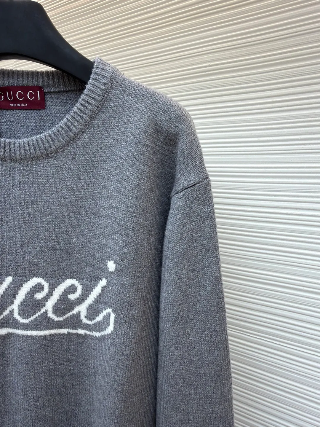 Gucci intarsia knitted sweater ●Original version: Purchased and developed for 9800 ●Item number: 1681268-A85 ●Material: Luxury silk cotton elegant knitted fabric ●Technology: Intarsia jacquard weaving ●Color: Gray ●Version: Fitted version ●Weight: about 595 grams ●Size: S-M-L-XL ●Description: Custom-woven luxury silk cotton elegant knitted material Full of texture Comfortable and skin-friendly Use light gray as the canvas Noble and elegant, the brand logo is outlined in pure white. The Gucci intarsia is attached to the sweater in the form of art, as if it has been given a soul. The dropped shoulder design can well modify the neck line, control the complexity with simplicity, and dominate the overall situation with a restrained presence. The simple and versatile style is like a classic movement. Eternal echo craft 1: Intarsia jacquard weaving method. Gucci patterns and textures are formed on the fabric by interweaving yarns of different colors. Fine weaving not only ensures the clarity of the pattern, but also greatly enhances the durability of the fabric. Craft 2: The sewing machine performs narrowing stitches, edge closing, and jacquard effect. The prominent pattern formed on the fabric through a specific weaving process adds visual effects. Neat and orderly process 3: Garment washing water softening and deodorizing process. Professional washing equipment and specific detergents are used to deep clean and deodorize the clothes to improve the feel and appearance of the clothes. The overall wiring is straight and delicate, the fabric is comfortable and soft, and the color is consistent without color difference. It can be matched with the same style to create a fashionable look and control various occasions. Customized accessories, complete with three standards, same style for men and women!