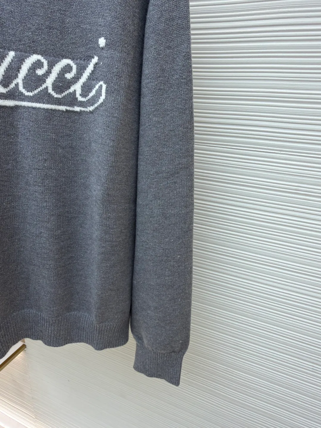 Gucci intarsia knitted sweater ●Original version: Purchased and developed for 9800 ●Item number: 1681268-A85 ●Material: Luxury silk cotton elegant knitted fabric ●Technology: Intarsia jacquard weaving ●Color: Gray ●Version: Fitted version ●Weight: about 595 grams ●Size: S-M-L-XL ●Description: Custom-woven luxury silk cotton elegant knitted material Full of texture Comfortable and skin-friendly Use light gray as the canvas Noble and elegant, the brand logo is outlined in pure white. The Gucci intarsia is attached to the sweater in the form of art, as if it has been given a soul. The dropped shoulder design can well modify the neck line, control the complexity with simplicity, and dominate the overall situation with a restrained presence. The simple and versatile style is like a classic movement. Eternal echo craft 1: Intarsia jacquard weaving method. Gucci patterns and textures are formed on the fabric by interweaving yarns of different colors. Fine weaving not only ensures the clarity of the pattern, but also greatly enhances the durability of the fabric. Craft 2: The sewing machine performs narrowing stitches, edge closing, and jacquard effect. The prominent pattern formed on the fabric through a specific weaving process adds visual effects. Neat and orderly process 3: Garment washing water softening and deodorizing process. Professional washing equipment and specific detergents are used to deep clean and deodorize the clothes to improve the feel and appearance of the clothes. The overall wiring is straight and delicate, the fabric is comfortable and soft, and the color is consistent without color difference. It can be matched with the same style to create a fashionable look and control various occasions. Customized accessories, complete with three standards, same style for men and women!