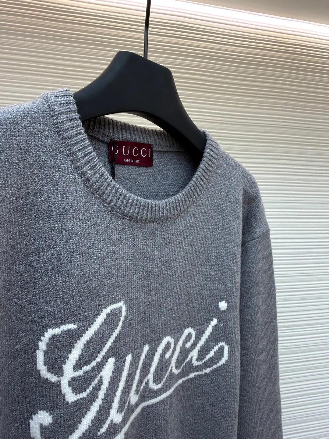 Gucci intarsia knitted sweater ●Original version: Purchased and developed for 9800 ●Item number: 1681268-A85 ●Material: Luxury silk cotton elegant knitted fabric ●Technology: Intarsia jacquard weaving ●Color: Gray ●Version: Fitted version ●Weight: about 595 grams ●Size: S-M-L-XL ●Description: Custom-woven luxury silk cotton elegant knitted material Full of texture Comfortable and skin-friendly Use light gray as the canvas Noble and elegant, the brand logo is outlined in pure white. The Gucci intarsia is attached to the sweater in the form of art, as if it has been given a soul. The dropped shoulder design can well modify the neck line, control the complexity with simplicity, and dominate the overall situation with a restrained presence. The simple and versatile style is like a classic movement. Eternal echo craft 1: Intarsia jacquard weaving method. Gucci patterns and textures are formed on the fabric by interweaving yarns of different colors. Fine weaving not only ensures the clarity of the pattern, but also greatly enhances the durability of the fabric. Craft 2: The sewing machine performs narrowing stitches, edge closing, and jacquard effect. The prominent pattern formed on the fabric through a specific weaving process adds visual effects. Neat and orderly process 3: Garment washing water softening and deodorizing process. Professional washing equipment and specific detergents are used to deep clean and deodorize the clothes to improve the feel and appearance of the clothes. The overall wiring is straight and delicate, the fabric is comfortable and soft, and the color is consistent without color difference. It can be matched with the same style to create a fashionable look and control various occasions. Customized accessories, complete with three standards, same style for men and women!