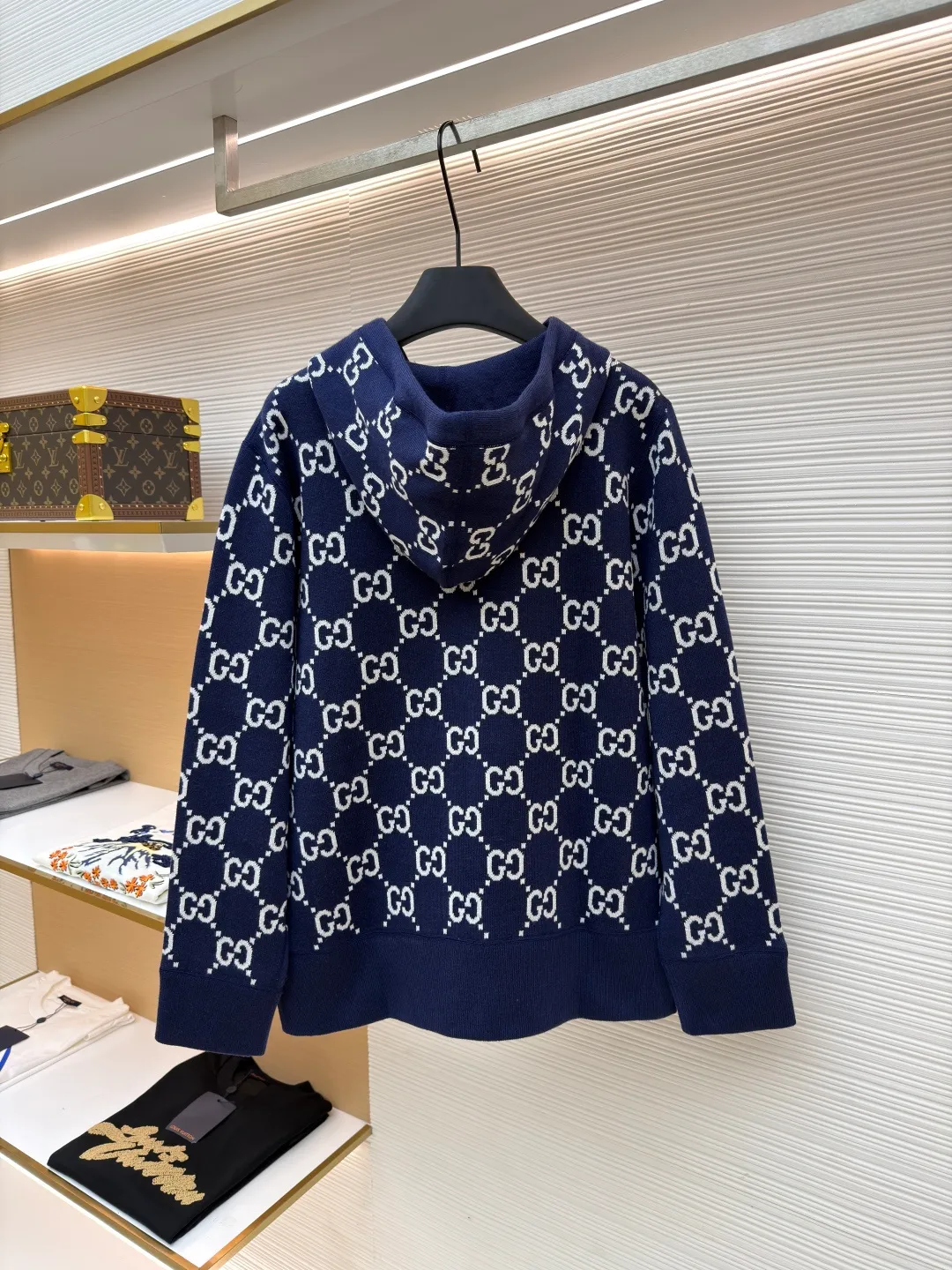Gucci double-sided GG wool hooded jacket ●Original version: Purchased and developed at 11999 ●Item number: 1681125-B70 ●Fabric: wool blended fabric ●Technology: knitted ●Version: fitted version ●Weight: about 1065 grams ●Size: S-M-L-XL ●Description: The whole dress was purchased for 23,700 Zp and dismantled and made. Custom-woven merino wool yarn with 100% wool content. The full-width GG embroidered LOGO hanging wool technology is integrated with the gray yarn. There is no uneven yarn. Customized granny gray yarn, truly 1:1 copy. Close your eyes and enter. The overall wiring is straight and delicate, the fabric is comfortable and soft, and the color is consistent without color difference. It can be matched with the same style to create a fashionable look and control various occasions. Customized accessories, complete with three standards, same style for men and women!