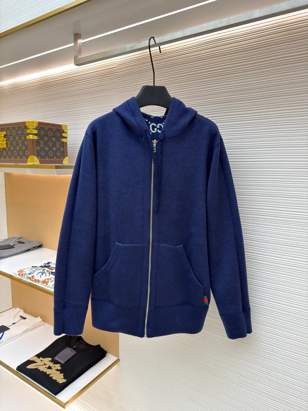 Gucci double-sided GG wool hooded jacket ●Original version: Purchased and developed at 11999 ●Item number: 1681125-B70 ●Fabric: wool blended fabric ●Technology: knitted ●Version: fitted version ●Weight: about 1065 grams ●Size: S-M-L-XL ●Description: The whole dress was purchased for 23,700 Zp and dismantled and made. Custom-woven merino wool yarn with 100% wool content. The full-width GG embroidered LOGO hanging wool technology is integrated with the gray yarn. There is no uneven yarn. Customized granny gray yarn, truly 1:1 copy. Close your eyes and enter. The overall wiring is straight and delicate, the fabric is comfortable and soft, and the color is consistent without color difference. It can be matched with the same style to create a fashionable look and control various occasions. Customized accessories, complete with three standards, same style for men and women!