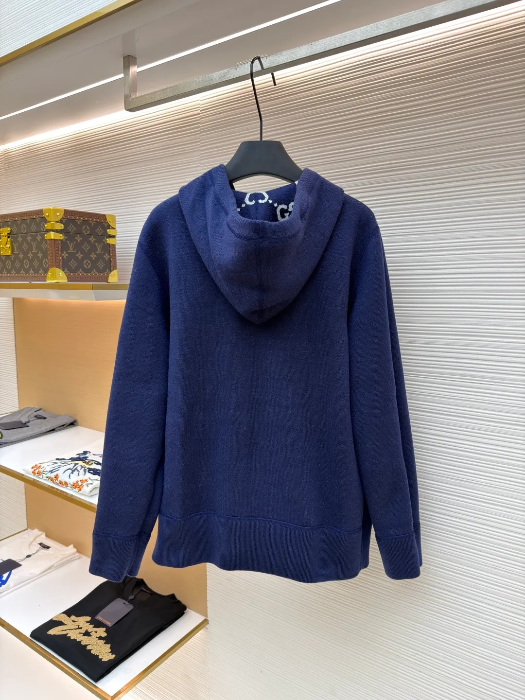 Gucci double-sided GG wool hooded jacket ●Original version: Purchased and developed at 11999 ●Item number: 1681125-B70 ●Fabric: wool blended fabric ●Technology: knitted ●Version: fitted version ●Weight: about 1065 grams ●Size: S-M-L-XL ●Description: The whole dress was purchased for 23,700 Zp and dismantled and made. Custom-woven merino wool yarn with 100% wool content. The full-width GG embroidered LOGO hanging wool technology is integrated with the gray yarn. There is no uneven yarn. Customized granny gray yarn, truly 1:1 copy. Close your eyes and enter. The overall wiring is straight and delicate, the fabric is comfortable and soft, and the color is consistent without color difference. It can be matched with the same style to create a fashionable look and control various occasions. Customized accessories, complete with three standards, same style for men and women!