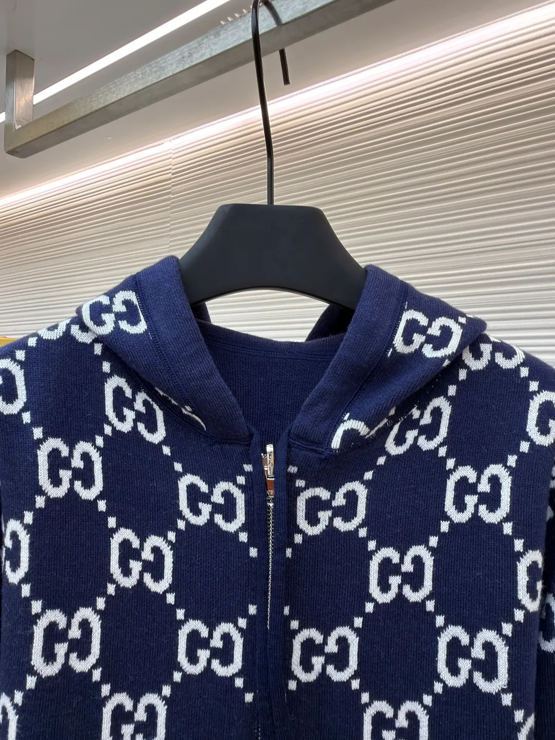 Gucci double-sided GG wool hooded jacket ●Original version: Purchased and developed at 11999 ●Item number: 1681125-B70 ●Fabric: wool blended fabric ●Technology: knitted ●Version: fitted version ●Weight: about 1065 grams ●Size: S-M-L-XL ●Description: The whole dress was purchased for 23,700 Zp and dismantled and made. Custom-woven merino wool yarn with 100% wool content. The full-width GG embroidered LOGO hanging wool technology is integrated with the gray yarn. There is no uneven yarn. Customized granny gray yarn, truly 1:1 copy. Close your eyes and enter. The overall wiring is straight and delicate, the fabric is comfortable and soft, and the color is consistent without color difference. It can be matched with the same style to create a fashionable look and control various occasions. Customized accessories, complete with three standards, same style for men and women!