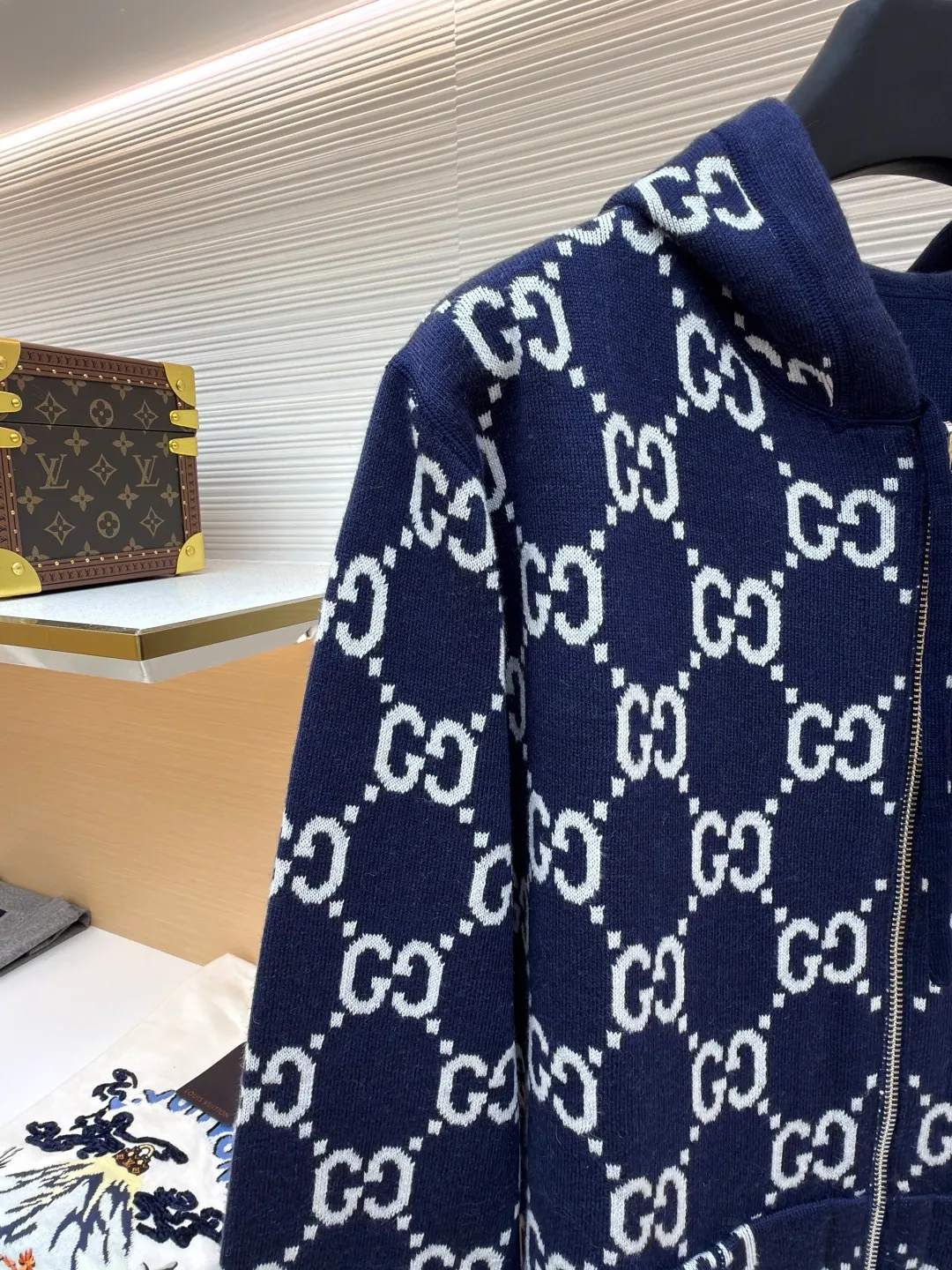 Gucci double-sided GG wool hooded jacket ●Original version: Purchased and developed at 11999 ●Item number: 1681125-B70 ●Fabric: wool blended fabric ●Technology: knitted ●Version: fitted version ●Weight: about 1065 grams ●Size: S-M-L-XL ●Description: The whole dress was purchased for 23,700 Zp and dismantled and made. Custom-woven merino wool yarn with 100% wool content. The full-width GG embroidered LOGO hanging wool technology is integrated with the gray yarn. There is no uneven yarn. Customized granny gray yarn, truly 1:1 copy. Close your eyes and enter. The overall wiring is straight and delicate, the fabric is comfortable and soft, and the color is consistent without color difference. It can be matched with the same style to create a fashionable look and control various occasions. Customized accessories, complete with three standards, same style for men and women!