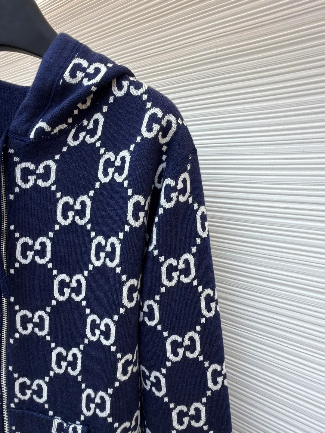Gucci double-sided GG wool hooded jacket ●Original version: Purchased and developed at 11999 ●Item number: 1681125-B70 ●Fabric: wool blended fabric ●Technology: knitted ●Version: fitted version ●Weight: about 1065 grams ●Size: S-M-L-XL ●Description: The whole dress was purchased for 23,700 Zp and dismantled and made. Custom-woven merino wool yarn with 100% wool content. The full-width GG embroidered LOGO hanging wool technology is integrated with the gray yarn. There is no uneven yarn. Customized granny gray yarn, truly 1:1 copy. Close your eyes and enter. The overall wiring is straight and delicate, the fabric is comfortable and soft, and the color is consistent without color difference. It can be matched with the same style to create a fashionable look and control various occasions. Customized accessories, complete with three standards, same style for men and women!
