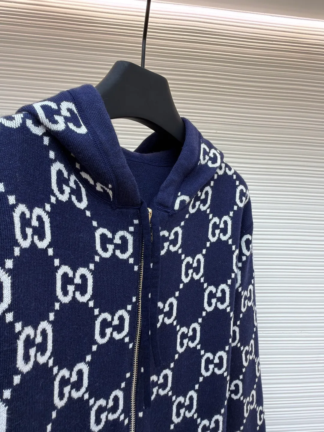 Gucci double-sided GG wool hooded jacket ●Original version: Purchased and developed at 11999 ●Item number: 1681125-B70 ●Fabric: wool blended fabric ●Technology: knitted ●Version: fitted version ●Weight: about 1065 grams ●Size: S-M-L-XL ●Description: The whole dress was purchased for 23,700 Zp and dismantled and made. Custom-woven merino wool yarn with 100% wool content. The full-width GG embroidered LOGO hanging wool technology is integrated with the gray yarn. There is no uneven yarn. Customized granny gray yarn, truly 1:1 copy. Close your eyes and enter. The overall wiring is straight and delicate, the fabric is comfortable and soft, and the color is consistent without color difference. It can be matched with the same style to create a fashionable look and control various occasions. Customized accessories, complete with three standards, same style for men and women!
