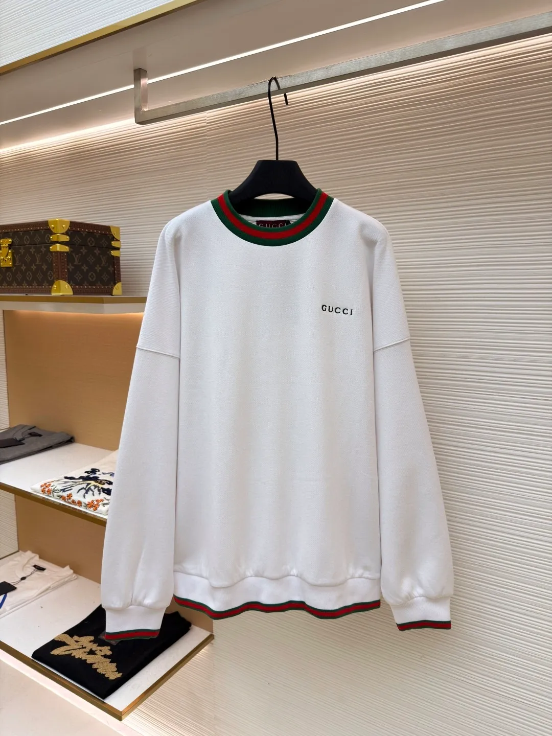 Gucci webbing embroidered sweatshirt ●Original version: Purchased and developed for 10200 ●Item number: 1681673-A45 ●Material: cloud soft pearl cotton fabric ●Technology: interwoven webbing splicing ●Color: white ●Version: fitted version ●Weight: about 625 grams ●Size: S-M-L-XL ●Description: Custom cloud soft pearl cotton material, soft and comfortable, white base, pure and elegant The iconic GUCCI embroidery embellishes the chest. It is low-key and powerful. The carefully outlined striped webbing piping is the finishing touch. It achieves perfect visual balance in harmony. The dropped shoulder design highlights a new level of fashion. It creates a unique urban yuppie image and uses imported machine embroidery technology. It uses advanced computer control systems and precise mechanical components. GUCCI embroidery operations are highly precise. The lines are smooth and delicate, and the interweaving webbing splicing technology is a technology that splices webbings of different materials through interweaving. Interweave according to the original requirements (the direction, spacing and tightness of the webbing) to ensure firmness and increase the appearance. The fabrics have been washed to give a better hand feel and texture. It is not easy to deform, shrink or fade, and maintains long-term beauty. The overall wiring is straight and delicate, the fabric is comfortable and soft, and the color is consistent without color difference. It can be matched with the same style to create a fashionable look and control various occasions. Customized accessories, complete with three standards, same style for men and women!