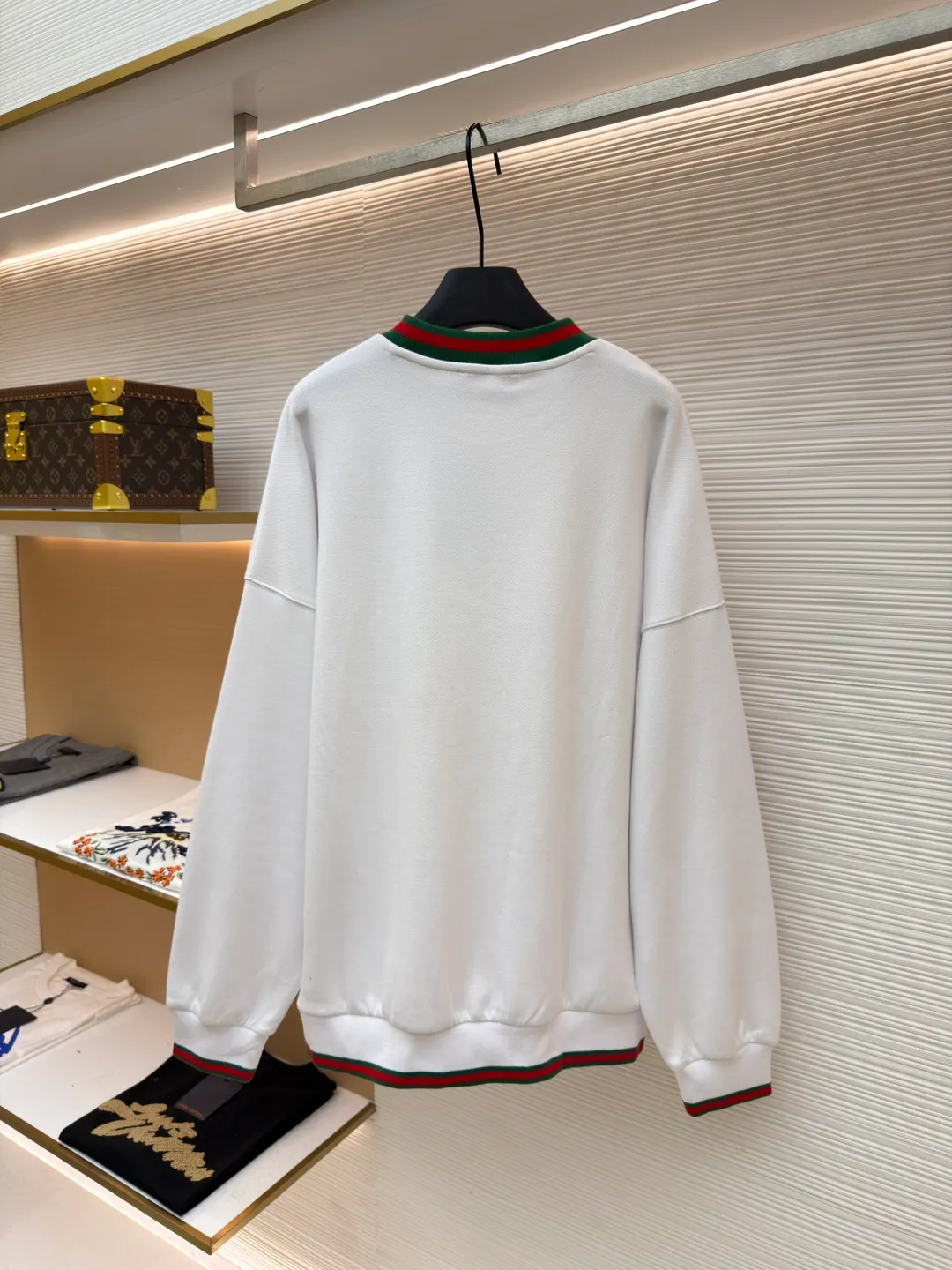 Gucci webbing embroidered sweatshirt ●Original version: Purchased and developed for 10200 ●Item number: 1681673-A45 ●Material: cloud soft pearl cotton fabric ●Technology: interwoven webbing splicing ●Color: white ●Version: fitted version ●Weight: about 625 grams ●Size: S-M-L-XL ●Description: Custom cloud soft pearl cotton material, soft and comfortable, white base, pure and elegant The iconic GUCCI embroidery embellishes the chest. It is low-key and powerful. The carefully outlined striped webbing piping is the finishing touch. It achieves perfect visual balance in harmony. The dropped shoulder design highlights a new level of fashion. It creates a unique urban yuppie image and uses imported machine embroidery technology. It uses advanced computer control systems and precise mechanical components. GUCCI embroidery operations are highly precise. The lines are smooth and delicate, and the interweaving webbing splicing technology is a technology that splices webbings of different materials through interweaving. Interweave according to the original requirements (the direction, spacing and tightness of the webbing) to ensure firmness and increase the appearance. The fabrics have been washed to give a better hand feel and texture. It is not easy to deform, shrink or fade, and maintains long-term beauty. The overall wiring is straight and delicate, the fabric is comfortable and soft, and the color is consistent without color difference. It can be matched with the same style to create a fashionable look and control various occasions. Customized accessories, complete with three standards, same style for men and women!
