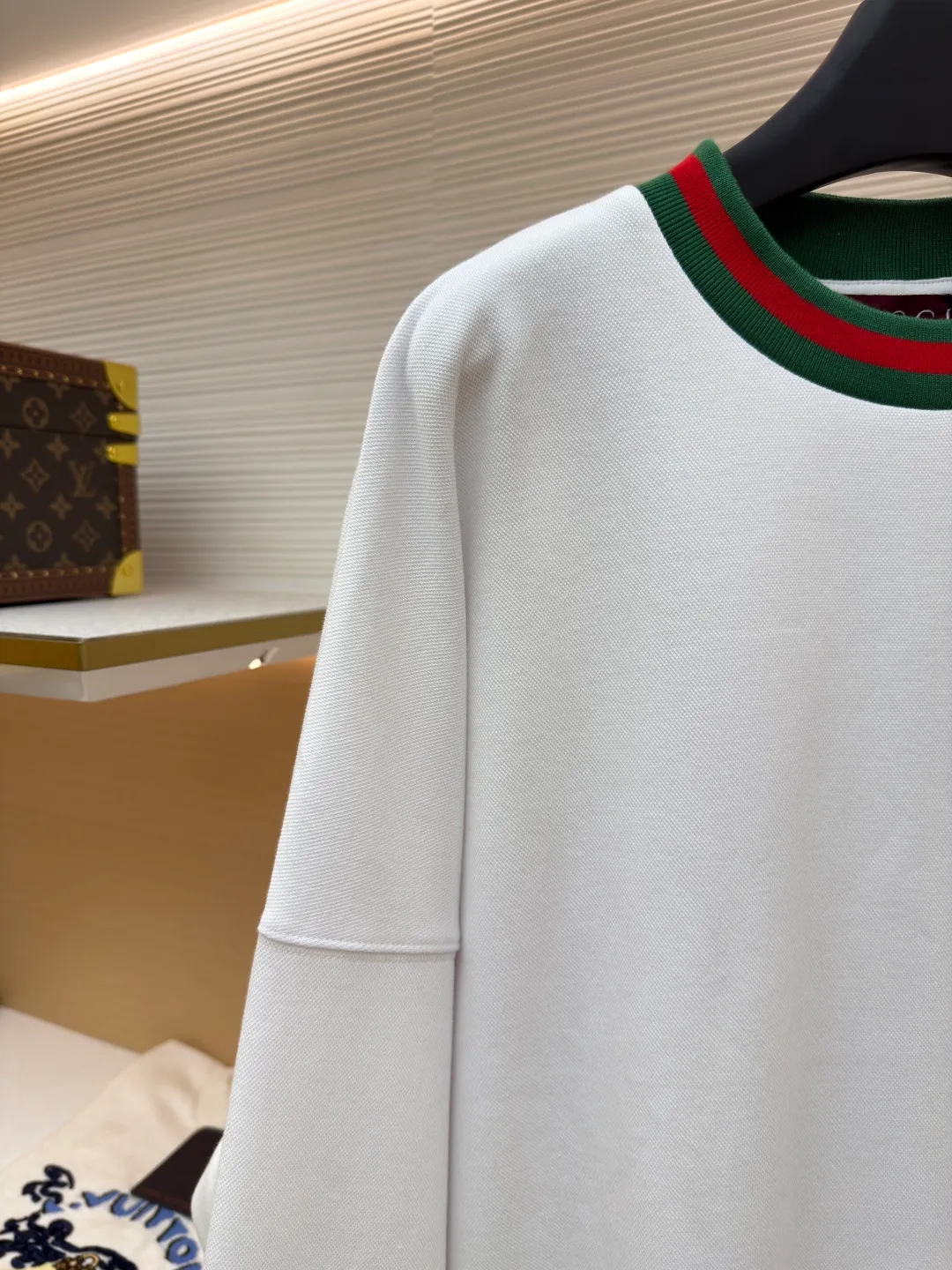 Gucci webbing embroidered sweatshirt ●Original version: Purchased and developed for 10200 ●Item number: 1681673-A45 ●Material: cloud soft pearl cotton fabric ●Technology: interwoven webbing splicing ●Color: white ●Version: fitted version ●Weight: about 625 grams ●Size: S-M-L-XL ●Description: Custom cloud soft pearl cotton material, soft and comfortable, white base, pure and elegant The iconic GUCCI embroidery embellishes the chest. It is low-key and powerful. The carefully outlined striped webbing piping is the finishing touch. It achieves perfect visual balance in harmony. The dropped shoulder design highlights a new level of fashion. It creates a unique urban yuppie image and uses imported machine embroidery technology. It uses advanced computer control systems and precise mechanical components. GUCCI embroidery operations are highly precise. The lines are smooth and delicate, and the interweaving webbing splicing technology is a technology that splices webbings of different materials through interweaving. Interweave according to the original requirements (the direction, spacing and tightness of the webbing) to ensure firmness and increase the appearance. The fabrics have been washed to give a better hand feel and texture. It is not easy to deform, shrink or fade, and maintains long-term beauty. The overall wiring is straight and delicate, the fabric is comfortable and soft, and the color is consistent without color difference. It can be matched with the same style to create a fashionable look and control various occasions. Customized accessories, complete with three standards, same style for men and women!
