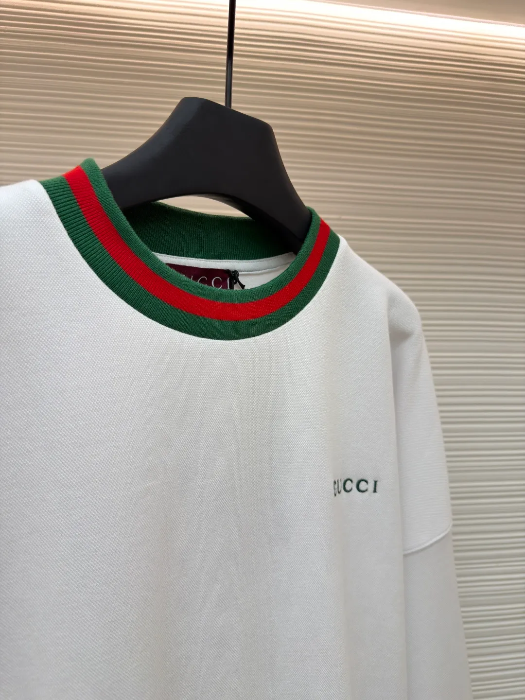 Gucci webbing embroidered sweatshirt ●Original version: Purchased and developed for 10200 ●Item number: 1681673-A45 ●Material: cloud soft pearl cotton fabric ●Technology: interwoven webbing splicing ●Color: white ●Version: fitted version ●Weight: about 625 grams ●Size: S-M-L-XL ●Description: Custom cloud soft pearl cotton material, soft and comfortable, white base, pure and elegant The iconic GUCCI embroidery embellishes the chest. It is low-key and powerful. The carefully outlined striped webbing piping is the finishing touch. It achieves perfect visual balance in harmony. The dropped shoulder design highlights a new level of fashion. It creates a unique urban yuppie image and uses imported machine embroidery technology. It uses advanced computer control systems and precise mechanical components. GUCCI embroidery operations are highly precise. The lines are smooth and delicate, and the interweaving webbing splicing technology is a technology that splices webbings of different materials through interweaving. Interweave according to the original requirements (the direction, spacing and tightness of the webbing) to ensure firmness and increase the appearance. The fabrics have been washed to give a better hand feel and texture. It is not easy to deform, shrink or fade, and maintains long-term beauty. The overall wiring is straight and delicate, the fabric is comfortable and soft, and the color is consistent without color difference. It can be matched with the same style to create a fashionable look and control various occasions. Customized accessories, complete with three standards, same style for men and women!