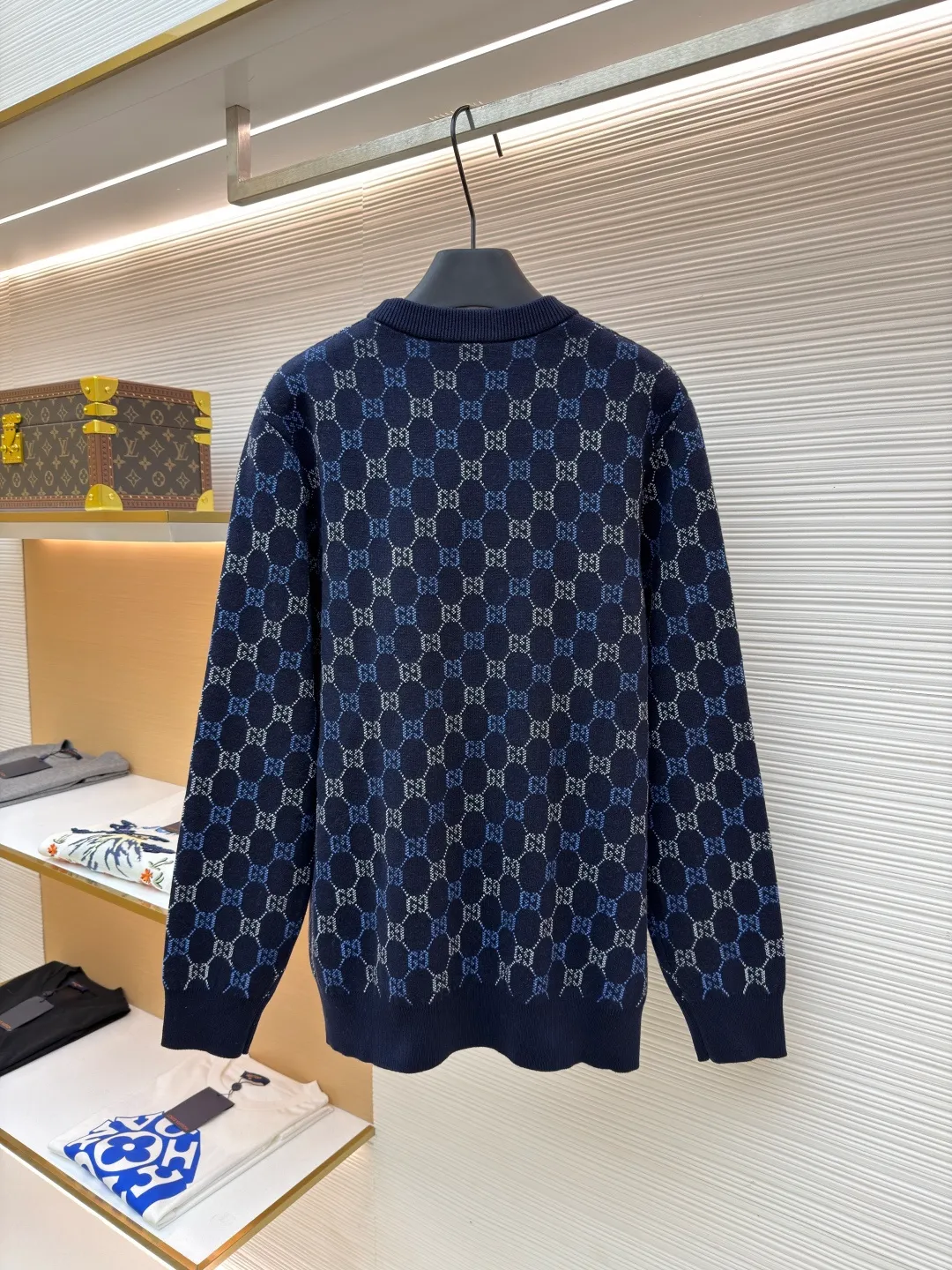 Gucci buttoned crew neck sweater ●Original version: purchased and developed at 20600 ●Item number: 1682406-B40 ●Fabric: wool fabric ●Technology: knitting ●Color: blue ●Version: loose fit ●Weight: about 690 grams ●Size: XS-S-M-L ●Description: The wool material is made of 48s wool blended yarn, colored according to YB, and the color similarity is more than 95%. The machine uses a 14-needle imported Shima Seiki Sima machine, a 14-needle SXR123 three-needle double-sided flying thread jacquard fabric piece, a single piece takes 180 minutes per piece, a 20-needle plate cover is used for stitching, and a specific three-label wash is used. The overall wiring is straight and delicate, the fabric is comfortable and soft, and the color is consistent without color difference. It can be matched with the same style to create a fashionable look and control various occasions. Customized accessories, complete with three standards, same style for men and women!