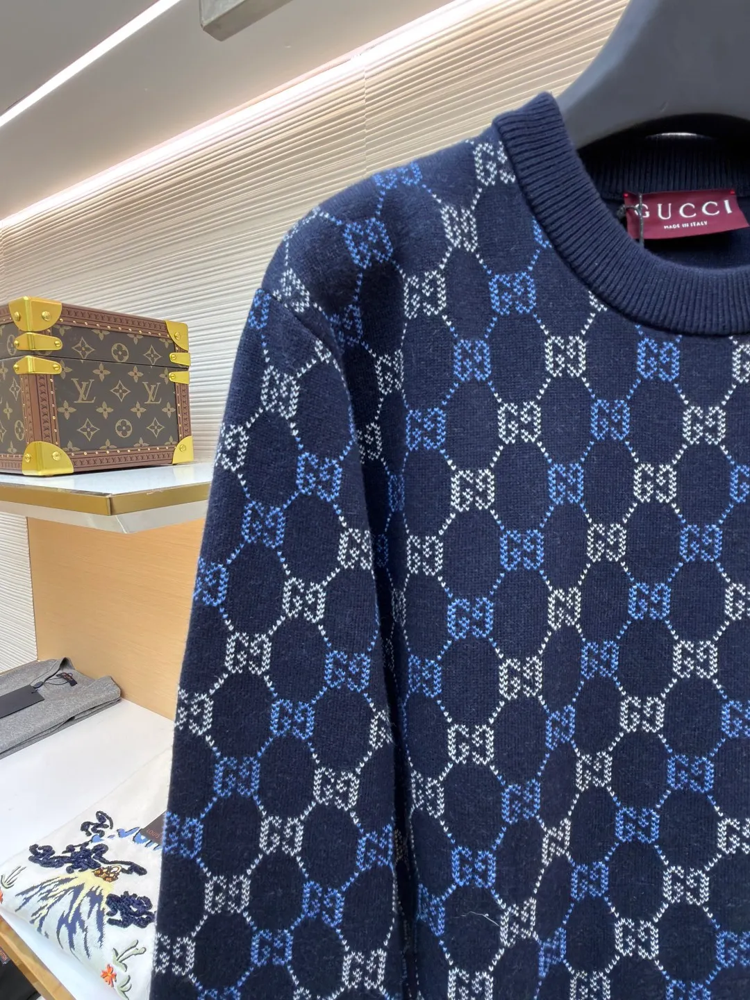 Gucci buttoned crew neck sweater ●Original version: purchased and developed at 20600 ●Item number: 1682406-B40 ●Fabric: wool fabric ●Technology: knitting ●Color: blue ●Version: loose fit ●Weight: about 690 grams ●Size: XS-S-M-L ●Description: The wool material is made of 48s wool blended yarn, colored according to YB, and the color similarity is more than 95%. The machine uses a 14-needle imported Shima Seiki Sima machine, a 14-needle SXR123 three-needle double-sided flying thread jacquard fabric piece, a single piece takes 180 minutes per piece, a 20-needle plate cover is used for stitching, and a specific three-label wash is used. The overall wiring is straight and delicate, the fabric is comfortable and soft, and the color is consistent without color difference. It can be matched with the same style to create a fashionable look and control various occasions. Customized accessories, complete with three standards, same style for men and women!