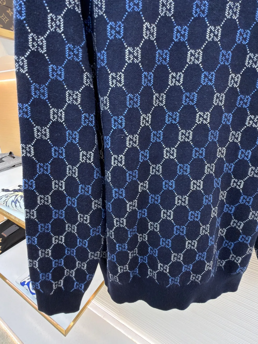 Gucci buttoned crew neck sweater ●Original version: purchased and developed at 20600 ●Item number: 1682406-B40 ●Fabric: wool fabric ●Technology: knitting ●Color: blue ●Version: loose fit ●Weight: about 690 grams ●Size: XS-S-M-L ●Description: The wool material is made of 48s wool blended yarn, colored according to YB, and the color similarity is more than 95%. The machine uses a 14-needle imported Shima Seiki Sima machine, a 14-needle SXR123 three-needle double-sided flying thread jacquard fabric piece, a single piece takes 180 minutes per piece, a 20-needle plate cover is used for stitching, and a specific three-label wash is used. The overall wiring is straight and delicate, the fabric is comfortable and soft, and the color is consistent without color difference. It can be matched with the same style to create a fashionable look and control various occasions. Customized accessories, complete with three standards, same style for men and women!