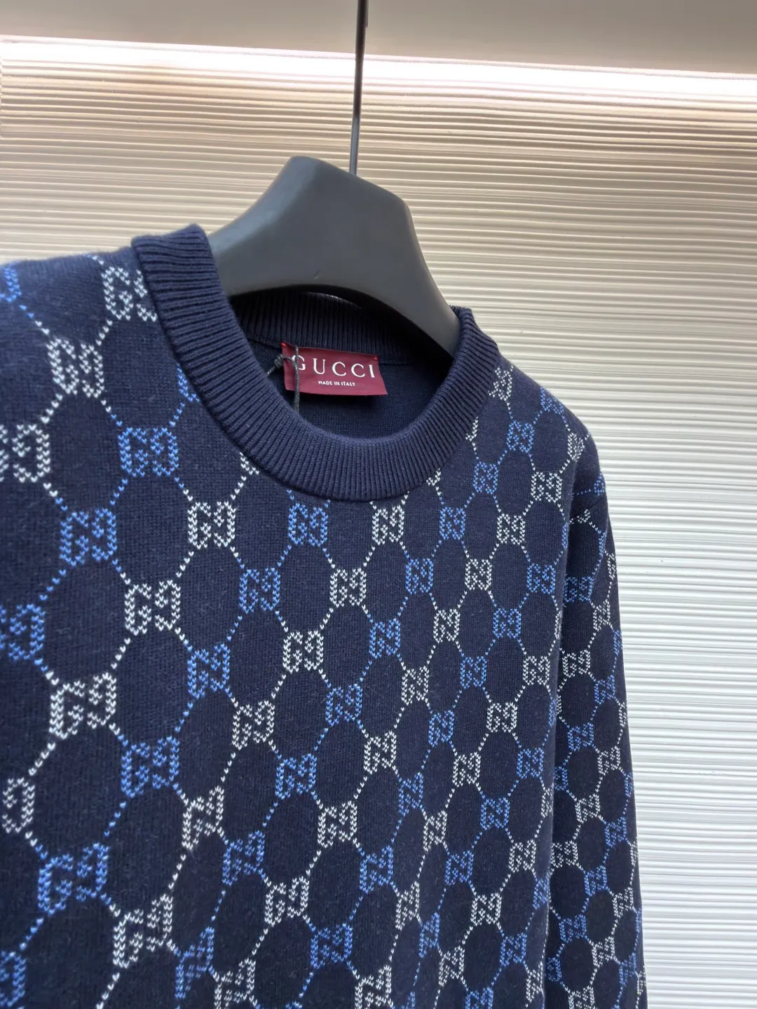 Gucci buttoned crew neck sweater ●Original version: purchased and developed at 20600 ●Item number: 1682406-B40 ●Fabric: wool fabric ●Technology: knitting ●Color: blue ●Version: loose fit ●Weight: about 690 grams ●Size: XS-S-M-L ●Description: The wool material is made of 48s wool blended yarn, colored according to YB, and the color similarity is more than 95%. The machine uses a 14-needle imported Shima Seiki Sima machine, a 14-needle SXR123 three-needle double-sided flying thread jacquard fabric piece, a single piece takes 180 minutes per piece, a 20-needle plate cover is used for stitching, and a specific three-label wash is used. The overall wiring is straight and delicate, the fabric is comfortable and soft, and the color is consistent without color difference. It can be matched with the same style to create a fashionable look and control various occasions. Customized accessories, complete with three standards, same style for men and women!