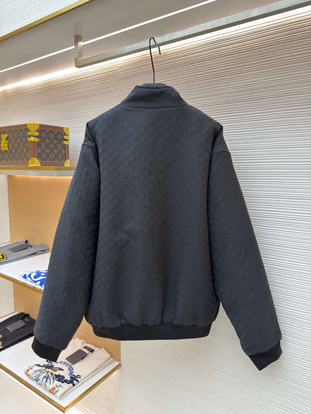 Gucci full-print GG jacquard cotton clothing ●Original version: Purchased and developed for 22800 ●Item number: 1682287-B60 ●Fabric: cotton micro-lattice fabric ●Technology: jacquard production ●Color: black ●Version: fitted version ●Weight: about 835 grams ●Size: 48-50-52-54 ●Description: Customized dark gold black GG cotton micro-lattice fabric and double twill silk checkered laminated fabric, full of texture Thick and solid, every inch contains heavy warmth. The main tone is obsidian black. It looks like star trails under the night. The GG pattern covers the body. Every inch is a visible luxury revolution. It comes from the brand's profound cultural heritage. The stand-up collar outlines the power arc of the neck. The four-button buckle locks the strong and soft soul. A sense of power that is not angry and self-defeating comes over the face, making the wearer become a mobile art gallery among the crowd. Fabric jacquard technology: By weaving a full-width GG jacquard texture technology on the surface of the fabric, it controls the interweaving method of warp and weft lines and precisely controls the interweaving density and tension of the yarn to make it more three-dimensional. Ergonomic three-dimensional tailoring returns to traditional craftsmanship through segmentation, folding, shrinking and stretching techniques. The so-called slow work produces fine work, which is the respect for materials and the pursuit of feel. Complex workmanship, tedious, slow timeliness, high loss, pure manual water disassembly process. After completing the initial combination of the lining fabric and the cotton piece, the craftsman will further adjust and disassemble it in the water. The lining fabric and the cotton piece can achieve a perfect combination, making the combination of the lining fabric and the cotton piece closer, beautiful and neat. The overall wiring is straight and delicate, the fabric is comfortable and soft, and the color is consistent without color difference. It can be matched with the same style to create a fashionable look and control various occasions. Customized accessories, complete with three standards, same style for men and women!
