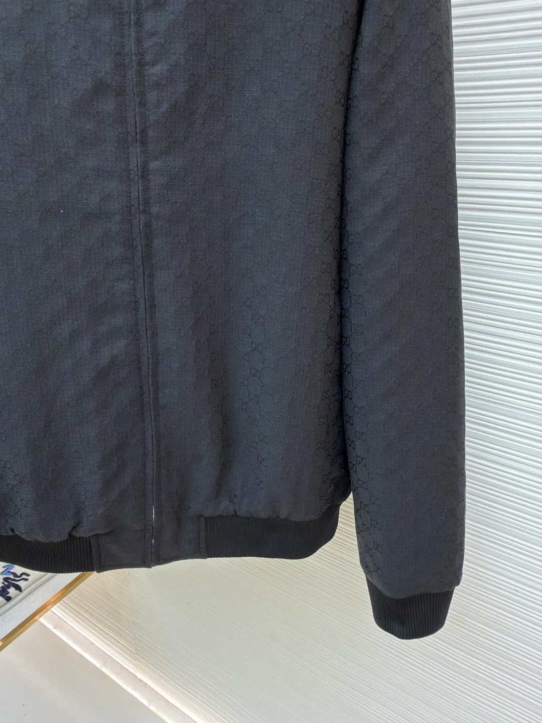 Gucci full-print GG jacquard cotton clothing ●Original version: Purchased and developed for 22800 ●Item number: 1682287-B60 ●Fabric: cotton micro-lattice fabric ●Technology: jacquard production ●Color: black ●Version: fitted version ●Weight: about 835 grams ●Size: 48-50-52-54 ●Description: Customized dark gold black GG cotton micro-lattice fabric and double twill silk checkered laminated fabric, full of texture Thick and solid, every inch contains heavy warmth. The main tone is obsidian black. It looks like star trails under the night. The GG pattern covers the body. Every inch is a visible luxury revolution. It comes from the brand's profound cultural heritage. The stand-up collar outlines the power arc of the neck. The four-button buckle locks the strong and soft soul. A sense of power that is not angry and self-defeating comes over the face, making the wearer become a mobile art gallery among the crowd. Fabric jacquard technology: By weaving a full-width GG jacquard texture technology on the surface of the fabric, it controls the interweaving method of warp and weft lines and precisely controls the interweaving density and tension of the yarn to make it more three-dimensional. Ergonomic three-dimensional tailoring returns to traditional craftsmanship through segmentation, folding, shrinking and stretching techniques. The so-called slow work produces fine work, which is the respect for materials and the pursuit of feel. Complex workmanship, tedious, slow timeliness, high loss, pure manual water disassembly process. After completing the initial combination of the lining fabric and the cotton piece, the craftsman will further adjust and disassemble it in the water. The lining fabric and the cotton piece can achieve a perfect combination, making the combination of the lining fabric and the cotton piece closer, beautiful and neat. The overall wiring is straight and delicate, the fabric is comfortable and soft, and the color is consistent without color difference. It can be matched with the same style to create a fashionable look and control various occasions. Customized accessories, complete with three standards, same style for men and women!