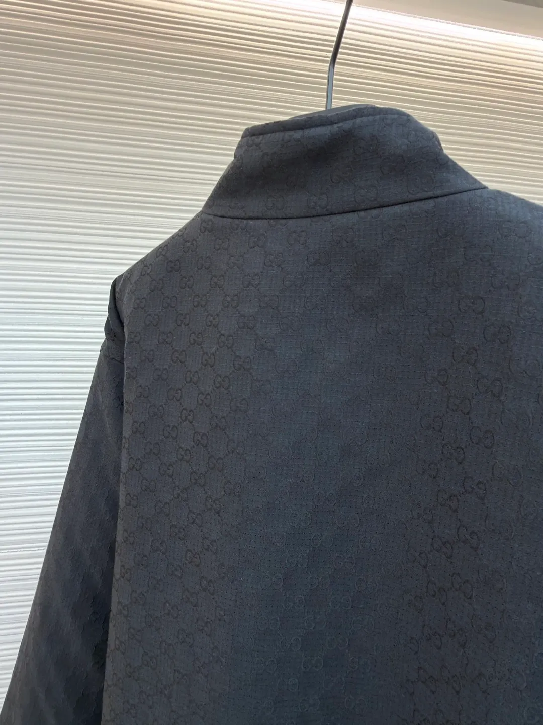 Gucci full-print GG jacquard cotton clothing ●Original version: Purchased and developed for 22800 ●Item number: 1682287-B60 ●Fabric: cotton micro-lattice fabric ●Technology: jacquard production ●Color: black ●Version: fitted version ●Weight: about 835 grams ●Size: 48-50-52-54 ●Description: Customized dark gold black GG cotton micro-lattice fabric and double twill silk checkered laminated fabric, full of texture Thick and solid, every inch contains heavy warmth. The main tone is obsidian black. It looks like star trails under the night. The GG pattern covers the body. Every inch is a visible luxury revolution. It comes from the brand's profound cultural heritage. The stand-up collar outlines the power arc of the neck. The four-button buckle locks the strong and soft soul. A sense of power that is not angry and self-defeating comes over the face, making the wearer become a mobile art gallery among the crowd. Fabric jacquard technology: By weaving a full-width GG jacquard texture technology on the surface of the fabric, it controls the interweaving method of warp and weft lines and precisely controls the interweaving density and tension of the yarn to make it more three-dimensional. Ergonomic three-dimensional tailoring returns to traditional craftsmanship through segmentation, folding, shrinking and stretching techniques. The so-called slow work produces fine work, which is the respect for materials and the pursuit of feel. Complex workmanship, tedious, slow timeliness, high loss, pure manual water disassembly process. After completing the initial combination of the lining fabric and the cotton piece, the craftsman will further adjust and disassemble it in the water. The lining fabric and the cotton piece can achieve a perfect combination, making the combination of the lining fabric and the cotton piece closer, beautiful and neat. The overall wiring is straight and delicate, the fabric is comfortable and soft, and the color is consistent without color difference. It can be matched with the same style to create a fashionable look and control various occasions. Customized accessories, complete with three standards, same style for men and women!