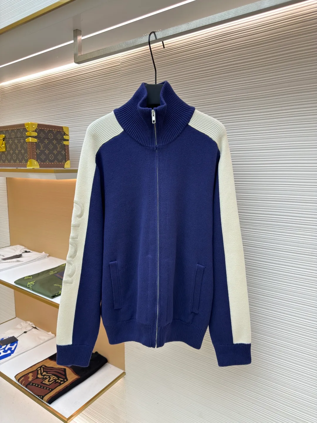 Gucci embroidered splicing wool zipper jacket ●Original version: purchased and developed by 12181 ●Item number: 1680382-B90 ●Fabric: blended fabric ●Technology: woolen embroidery production ●Version: fitted version ●Weight: about 1040 grams ●Size: XS-S-M-L ●Description: The wool material is made of 80% fully combed cotton yarn, which is colored and dyed 1:1 according to the original version. The color similarity is as high as 95%. From a technical point of view, combed cotton will clean out excess impurities during the production process, making the woven items look smoother and high-end. Compared with pure cotton, combed cotton is less prone to fluffing and pilling; pure cotton clothes are good, but for many people, although cotton is not easy to pill, it is easy to shrink and deform; compared with pure cotton fabrics, combed cotton fabrics are more comfortable and breathable, but the texture, washability, deformation resistance and durability of combed cotton fabrics are much higher than those of pure cotton, and the texture of combed cotton fabrics is finer than that of ordinary pure cotton. While the unit price of the yarn is high, the quality is also higher; the weight, thickness, density, and similarity of the clothes are 99%, which is different from the beggar's version on the market that only cuts corners. Although the beggar's version is cheaper by dozens of dollars, it cuts corners everywhere. The clothes are light, textureless, and feel cheap. Even the stitching of the pieces is completely different from the original; the English letters on the front and back are made of foam cotton accessories and are hand-operated on a flat car. The overall wiring is straight and delicate, the fabric is comfortable and soft, and the color is consistent without color difference. It can be matched with the same style to create a fashionable look and control various occasions. Customized accessories, complete with three standards, same style for men and women!