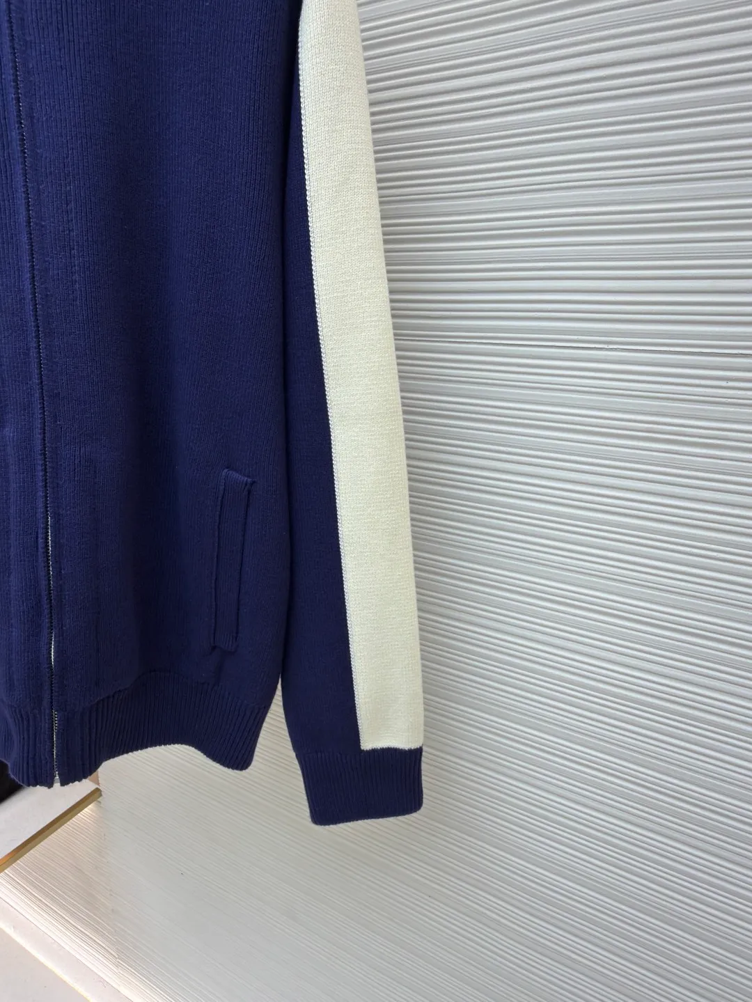 Gucci embroidered splicing wool zipper jacket ●Original version: purchased and developed by 12181 ●Item number: 1680382-B90 ●Fabric: blended fabric ●Technology: woolen embroidery production ●Version: fitted version ●Weight: about 1040 grams ●Size: XS-S-M-L ●Description: The wool material is made of 80% fully combed cotton yarn, which is colored and dyed 1:1 according to the original version. The color similarity is as high as 95%. From a technical point of view, combed cotton will clean out excess impurities during the production process, making the woven items look smoother and high-end. Compared with pure cotton, combed cotton is less prone to fluffing and pilling; pure cotton clothes are good, but for many people, although cotton is not easy to pill, it is easy to shrink and deform; compared with pure cotton fabrics, combed cotton fabrics are more comfortable and breathable, but the texture, washability, deformation resistance and durability of combed cotton fabrics are much higher than those of pure cotton, and the texture of combed cotton fabrics is finer than that of ordinary pure cotton. While the unit price of the yarn is high, the quality is also higher; the weight, thickness, density, and similarity of the clothes are 99%, which is different from the beggar's version on the market that only cuts corners. Although the beggar's version is cheaper by dozens of dollars, it cuts corners everywhere. The clothes are light, textureless, and feel cheap. Even the stitching of the pieces is completely different from the original; the English letters on the front and back are made of foam cotton accessories and are hand-operated on a flat car. The overall wiring is straight and delicate, the fabric is comfortable and soft, and the color is consistent without color difference. It can be matched with the same style to create a fashionable look and control various occasions. Customized accessories, complete with three standards, same style for men and women!