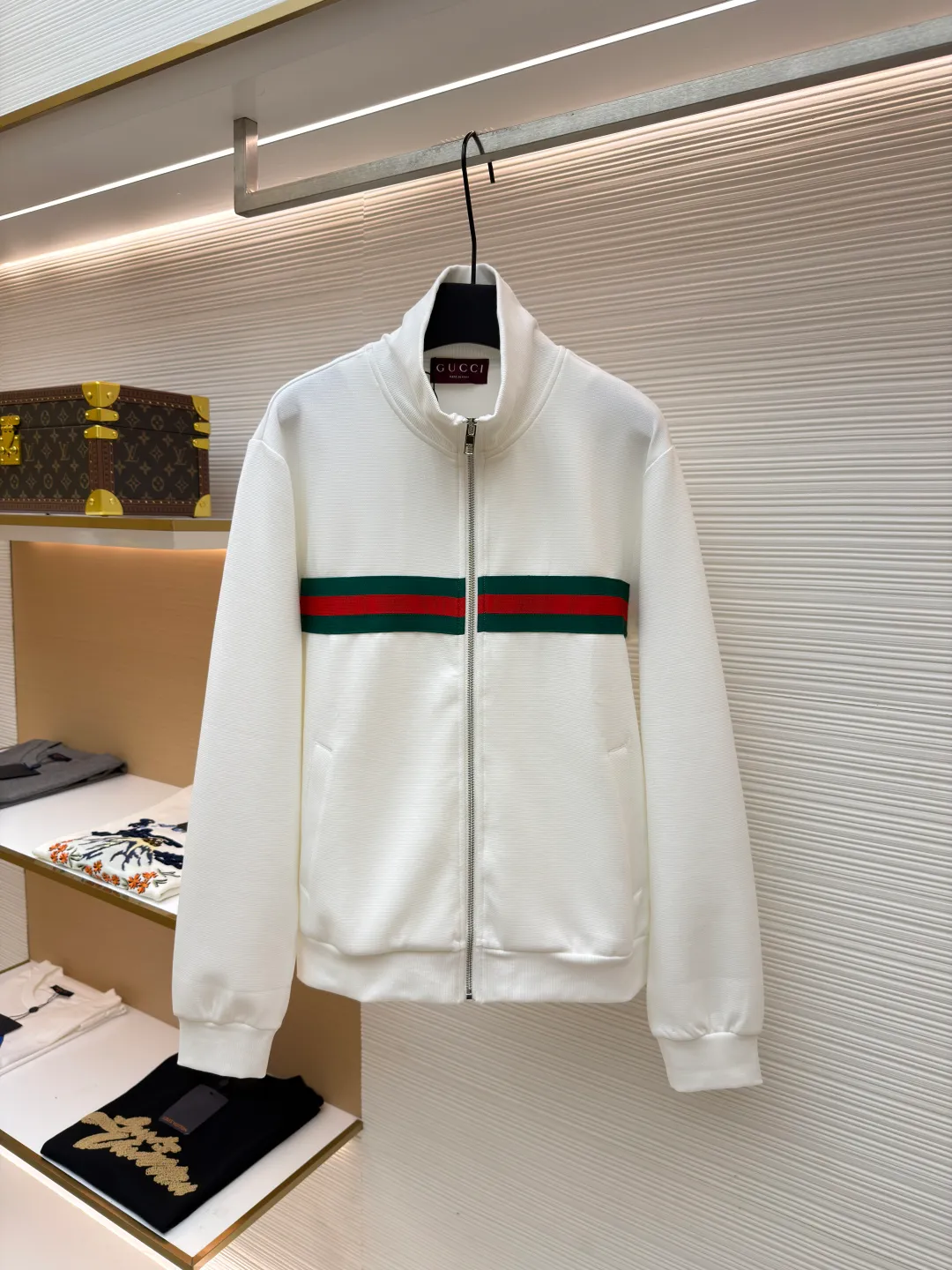 Gucci Contrast Color Web Lapel Jacket ●Item No.: 1681174-B10 ●Material: Cotton Fabric ●Technology: Embroidery Production ●Color: White ●Version: Fitted Version ●Weight: Approximately 595 Grams ●Size: S-M-L-XL ●Description: This sport is made of pure cotton fabric, with a zipper closure design, classic English letter embroidery on the back shoulder, and contrasting webbing on the sides of the sleeves. It has an elastic waist design and 4 pockets. The style is very novel and unique. The upper body effect is great. It is versatile for sports and leisure. It is the same style for men and women. Highly recommended! The overall wiring is straight and delicate, the fabric is comfortable and soft, and the color is consistent without color difference. It can be matched with the same style to create a fashionable look and control various occasions. Customized accessories, complete with three standards, same style for men and women!