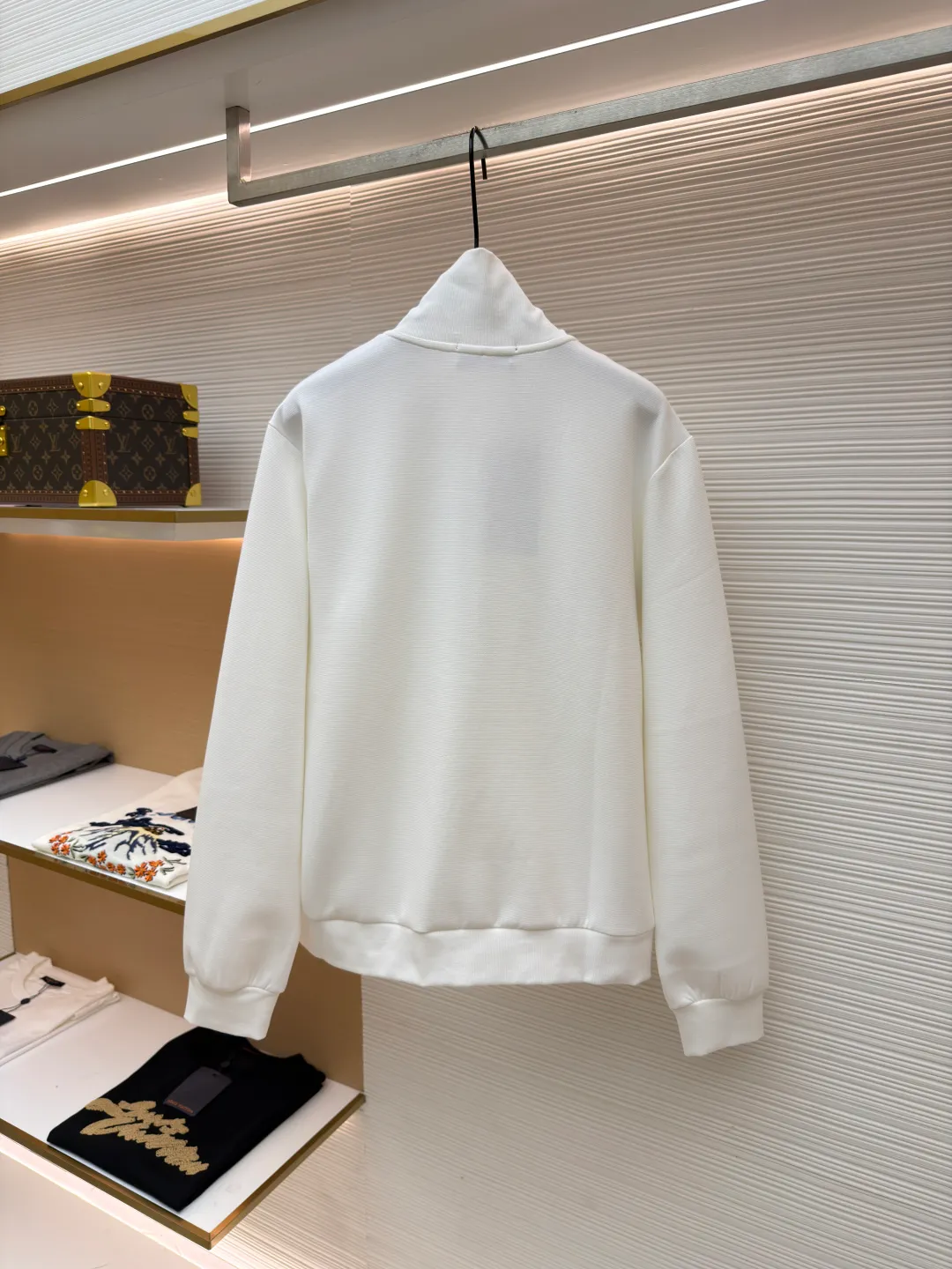 Gucci Contrast Color Web Lapel Jacket ●Item No.: 1681174-B10 ●Material: Cotton Fabric ●Technology: Embroidery Production ●Color: White ●Version: Fitted Version ●Weight: Approximately 595 Grams ●Size: S-M-L-XL ●Description: This sport is made of pure cotton fabric, with a zipper closure design, classic English letter embroidery on the back shoulder, and contrasting webbing on the sides of the sleeves. It has an elastic waist design and 4 pockets. The style is very novel and unique. The upper body effect is great. It is versatile for sports and leisure. It is the same style for men and women. Highly recommended! The overall wiring is straight and delicate, the fabric is comfortable and soft, and the color is consistent without color difference. It can be matched with the same style to create a fashionable look and control various occasions. Customized accessories, complete with three standards, same style for men and women!