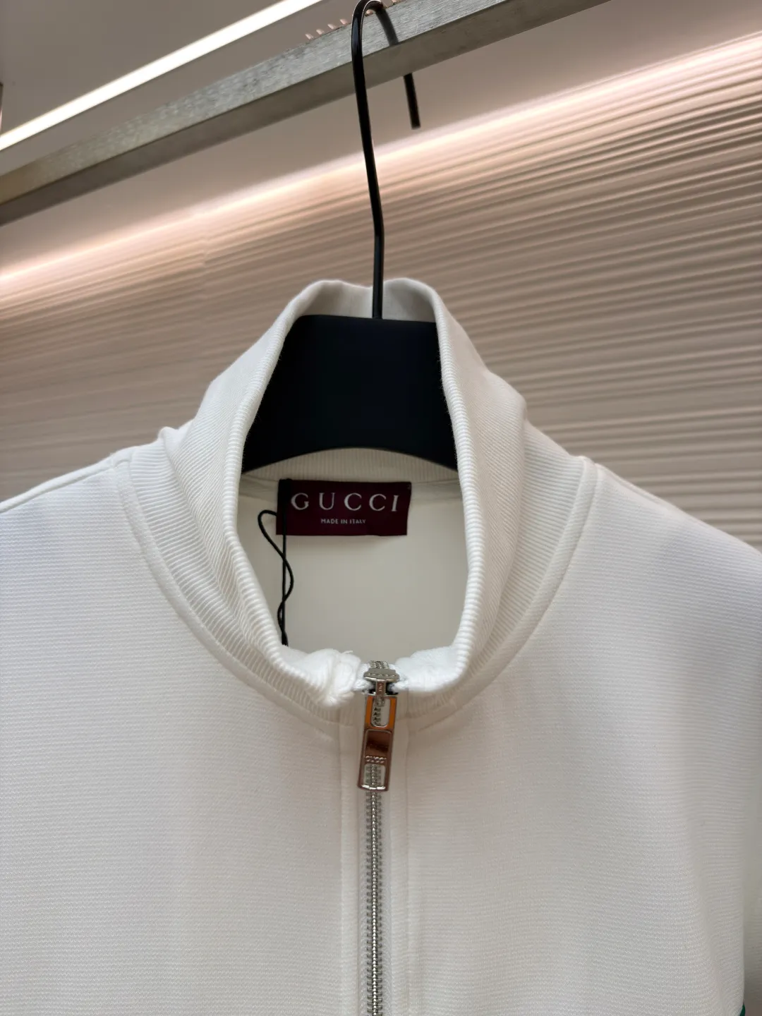 Gucci Contrast Color Web Lapel Jacket ●Item No.: 1681174-B10 ●Material: Cotton Fabric ●Technology: Embroidery Production ●Color: White ●Version: Fitted Version ●Weight: Approximately 595 Grams ●Size: S-M-L-XL ●Description: This sport is made of pure cotton fabric, with a zipper closure design, classic English letter embroidery on the back shoulder, and contrasting webbing on the sides of the sleeves. It has an elastic waist design and 4 pockets. The style is very novel and unique. The upper body effect is great. It is versatile for sports and leisure. It is the same style for men and women. Highly recommended! The overall wiring is straight and delicate, the fabric is comfortable and soft, and the color is consistent without color difference. It can be matched with the same style to create a fashionable look and control various occasions. Customized accessories, complete with three standards, same style for men and women!