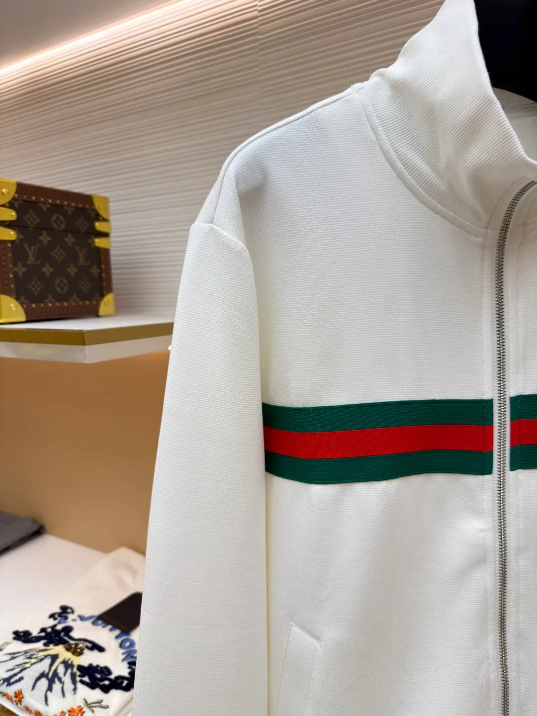 Gucci Contrast Color Web Lapel Jacket ●Item No.: 1681174-B10 ●Material: Cotton Fabric ●Technology: Embroidery Production ●Color: White ●Version: Fitted Version ●Weight: Approximately 595 Grams ●Size: S-M-L-XL ●Description: This sport is made of pure cotton fabric, with a zipper closure design, classic English letter embroidery on the back shoulder, and contrasting webbing on the sides of the sleeves. It has an elastic waist design and 4 pockets. The style is very novel and unique. The upper body effect is great. It is versatile for sports and leisure. It is the same style for men and women. Highly recommended! The overall wiring is straight and delicate, the fabric is comfortable and soft, and the color is consistent without color difference. It can be matched with the same style to create a fashionable look and control various occasions. Customized accessories, complete with three standards, same style for men and women!