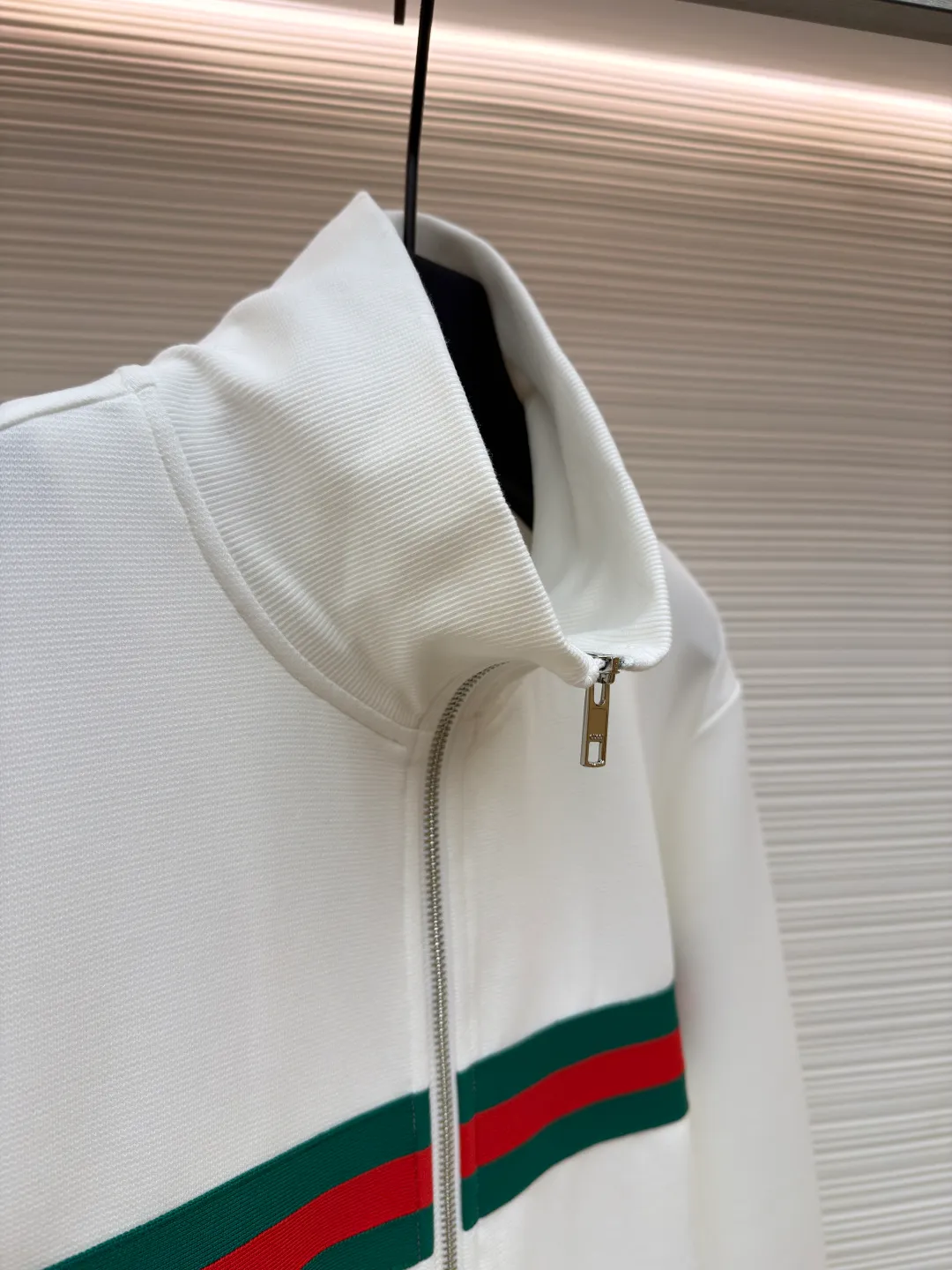 Gucci Contrast Color Web Lapel Jacket ●Item No.: 1681174-B10 ●Material: Cotton Fabric ●Technology: Embroidery Production ●Color: White ●Version: Fitted Version ●Weight: Approximately 595 Grams ●Size: S-M-L-XL ●Description: This sport is made of pure cotton fabric, with a zipper closure design, classic English letter embroidery on the back shoulder, and contrasting webbing on the sides of the sleeves. It has an elastic waist design and 4 pockets. The style is very novel and unique. The upper body effect is great. It is versatile for sports and leisure. It is the same style for men and women. Highly recommended! The overall wiring is straight and delicate, the fabric is comfortable and soft, and the color is consistent without color difference. It can be matched with the same style to create a fashionable look and control various occasions. Customized accessories, complete with three standards, same style for men and women!
