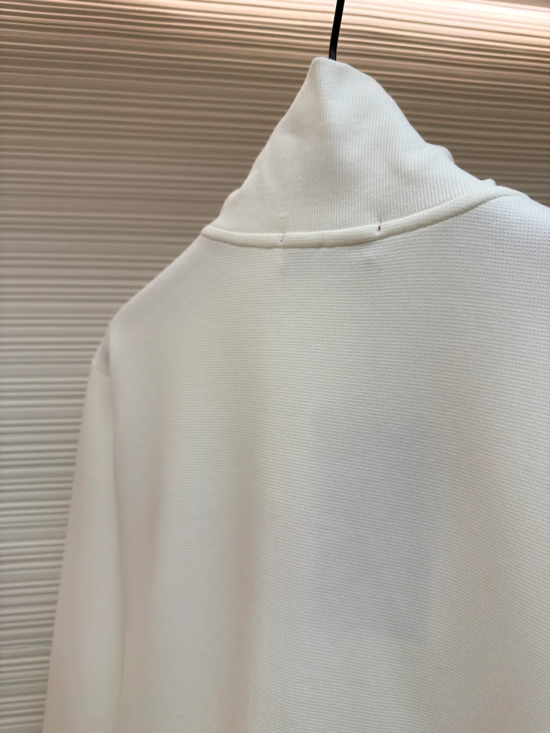 Gucci Contrast Color Web Lapel Jacket ●Item No.: 1681174-B10 ●Material: Cotton Fabric ●Technology: Embroidery Production ●Color: White ●Version: Fitted Version ●Weight: Approximately 595 Grams ●Size: S-M-L-XL ●Description: This sport is made of pure cotton fabric, with a zipper closure design, classic English letter embroidery on the back shoulder, and contrasting webbing on the sides of the sleeves. It has an elastic waist design and 4 pockets. The style is very novel and unique. The upper body effect is great. It is versatile for sports and leisure. It is the same style for men and women. Highly recommended! The overall wiring is straight and delicate, the fabric is comfortable and soft, and the color is consistent without color difference. It can be matched with the same style to create a fashionable look and control various occasions. Customized accessories, complete with three standards, same style for men and women!