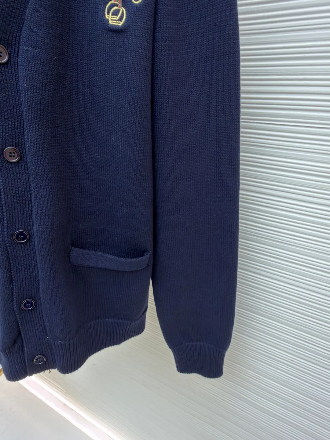 Gucci New Year lantern embroidered knitted cardigan ●Original version: Purchased and developed for 20600 ●Item number: 1682469-B05 ●Fabric: wool fabric ●Technology: knitted production ●Color: navy blue ●Version: fitted version ●Weight: about 815 grams ●Size: S-M-L-XL ●Description: Made of 55% wool, 45% cotton. Original dyed in the same color. The buttons are made of natural shell buttons and have the Gucci logo laser engraved on them. The craft embroidery adopts 3D three-dimensional embroidery technology, and the chest is embellished with New Year lantern design style. Garment washing - fixing the fit - adding hand feel - fixing the color. Equestrian style elements are expertly embellished with classic silhouettes, adding a dynamic touch. This cardigan is made of dark blue knitted wool, with webbing interlocking Double G and stirrup embroidery, adding fashionable charm. Dark blue knitted wool with webbing interlocking G and stirrup embroidery. V-neck front pockets. Long sleeves with ribbed trim. Button placket at front. The overall wiring is straight and delicate, the fabric is comfortable and soft, and the color is consistent without color difference. It can be matched with the same style to create a fashionable look and control various occasions. Customized accessories, complete with three standards, same style for men and women!
