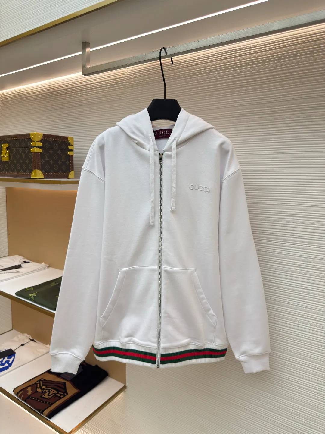 Gucci knitted cotton sweatshirt with webbing ●Original version: Purchased and developed by 6023 ●Item number: 1680741-B10 ●Material: knitted cotton fabric ●Technology: knitted patch production ●Version: Fitted version ●Weight: about 830 grams ●Size: S-M-L-XL ●Description: This oversized sweatshirt is crafted from knitted cotton fabric, embellished with Gucci logo patches and red and green webbing piping. The overall wiring is straight and delicate, the fabric is comfortable and soft, and the color is consistent without color difference. It can be matched with the same style to create a fashionable look and control various occasions. Customized accessories, complete with three standards, same style for men and women!