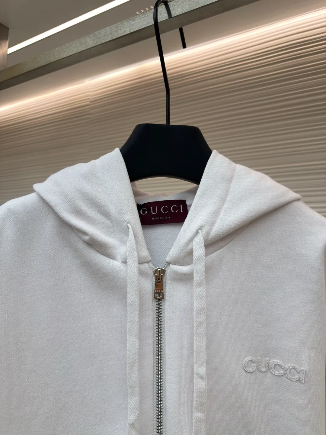 Gucci knitted cotton sweatshirt with webbing ●Original version: Purchased and developed by 6023 ●Item number: 1680741-B10 ●Material: knitted cotton fabric ●Technology: knitted patch production ●Version: Fitted version ●Weight: about 830 grams ●Size: S-M-L-XL ●Description: This oversized sweatshirt is crafted from knitted cotton fabric, embellished with Gucci logo patches and red and green webbing piping. The overall wiring is straight and delicate, the fabric is comfortable and soft, and the color is consistent without color difference. It can be matched with the same style to create a fashionable look and control various occasions. Customized accessories, complete with three standards, same style for men and women!