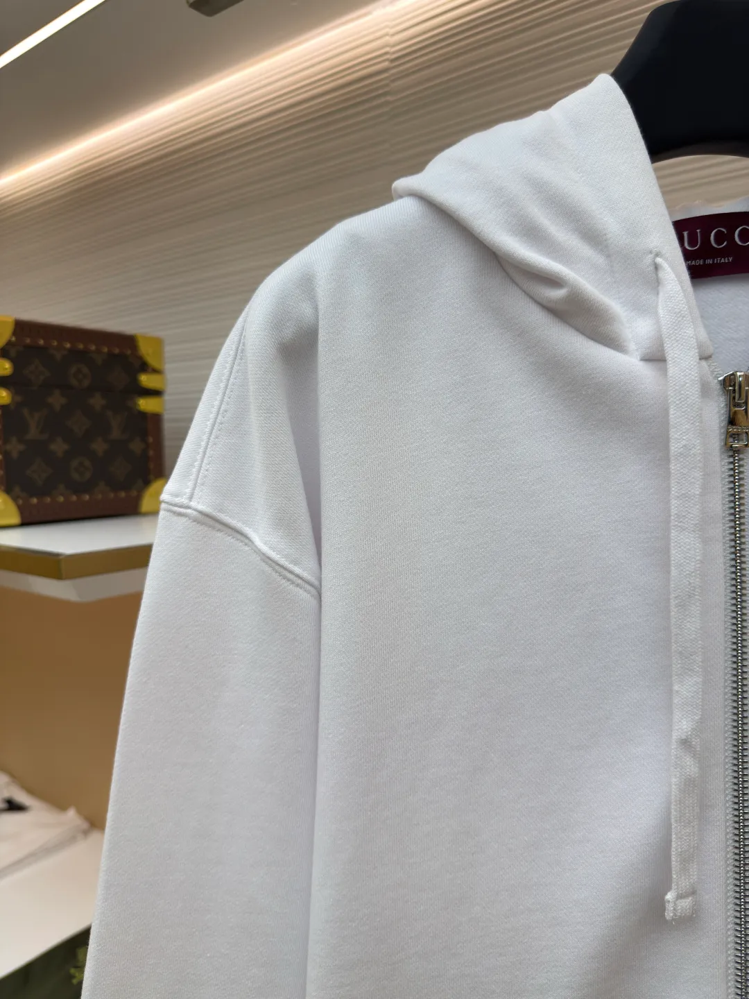 Gucci knitted cotton sweatshirt with webbing ●Original version: Purchased and developed by 6023 ●Item number: 1680741-B10 ●Material: knitted cotton fabric ●Technology: knitted patch production ●Version: Fitted version ●Weight: about 830 grams ●Size: S-M-L-XL ●Description: This oversized sweatshirt is crafted from knitted cotton fabric, embellished with Gucci logo patches and red and green webbing piping. The overall wiring is straight and delicate, the fabric is comfortable and soft, and the color is consistent without color difference. It can be matched with the same style to create a fashionable look and control various occasions. Customized accessories, complete with three standards, same style for men and women!