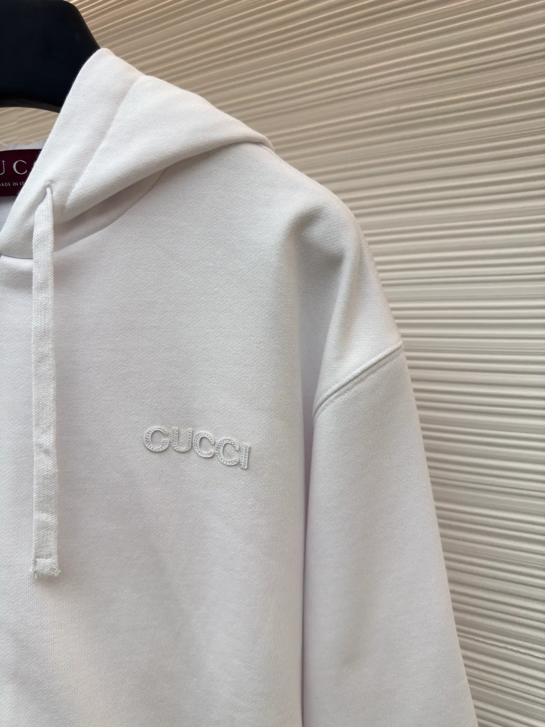 Gucci knitted cotton sweatshirt with webbing ●Original version: Purchased and developed by 6023 ●Item number: 1680741-B10 ●Material: knitted cotton fabric ●Technology: knitted patch production ●Version: Fitted version ●Weight: about 830 grams ●Size: S-M-L-XL ●Description: This oversized sweatshirt is crafted from knitted cotton fabric, embellished with Gucci logo patches and red and green webbing piping. The overall wiring is straight and delicate, the fabric is comfortable and soft, and the color is consistent without color difference. It can be matched with the same style to create a fashionable look and control various occasions. Customized accessories, complete with three standards, same style for men and women!