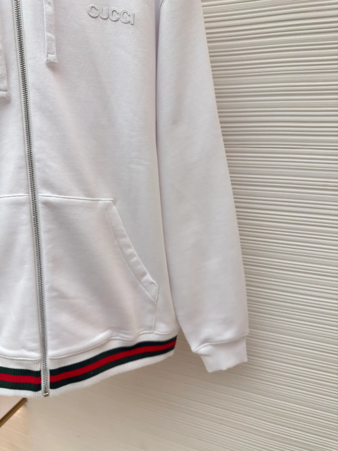 Gucci knitted cotton sweatshirt with webbing ●Original version: Purchased and developed by 6023 ●Item number: 1680741-B10 ●Material: knitted cotton fabric ●Technology: knitted patch production ●Version: Fitted version ●Weight: about 830 grams ●Size: S-M-L-XL ●Description: This oversized sweatshirt is crafted from knitted cotton fabric, embellished with Gucci logo patches and red and green webbing piping. The overall wiring is straight and delicate, the fabric is comfortable and soft, and the color is consistent without color difference. It can be matched with the same style to create a fashionable look and control various occasions. Customized accessories, complete with three standards, same style for men and women!