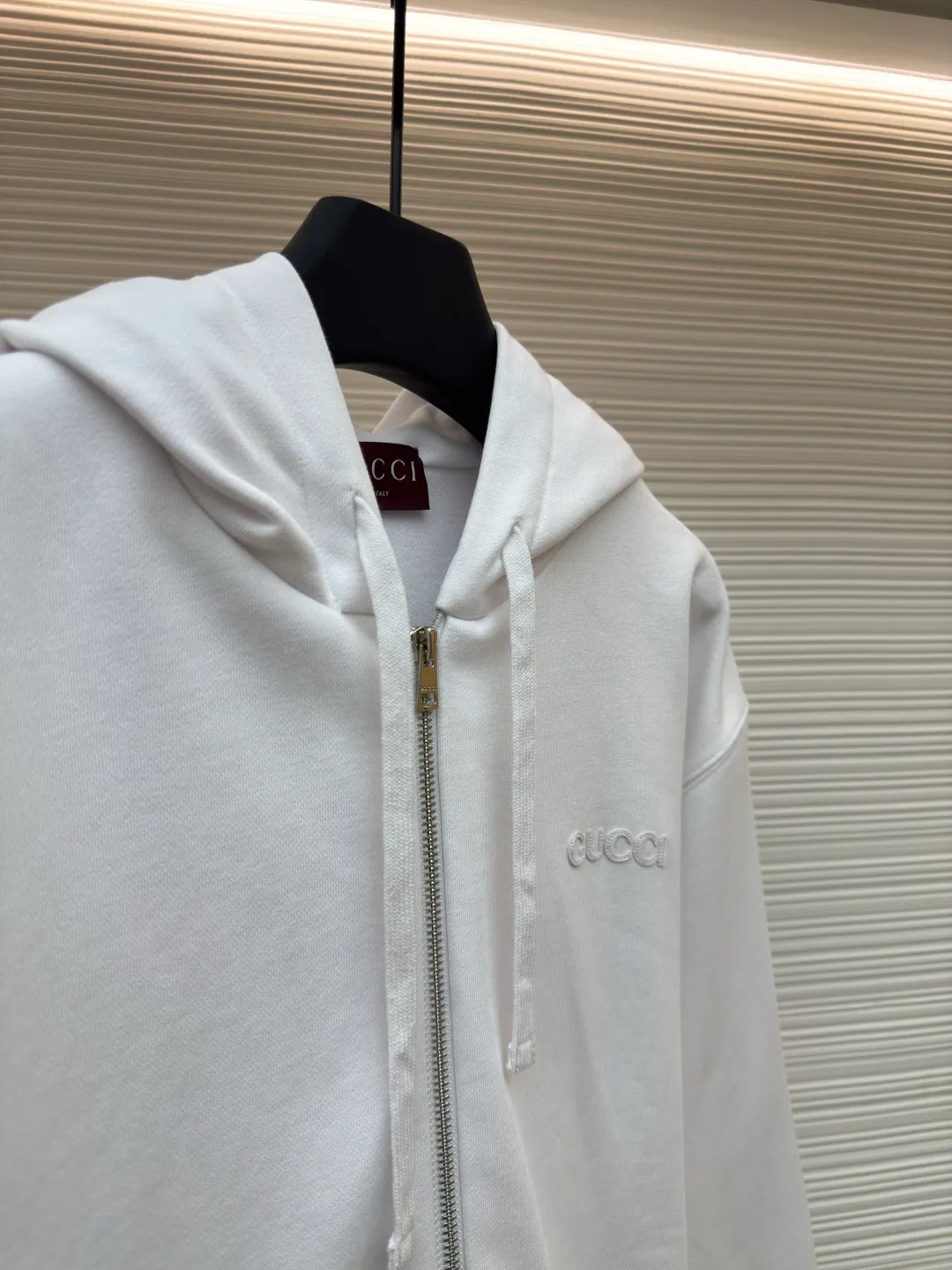 Gucci knitted cotton sweatshirt with webbing ●Original version: Purchased and developed by 6023 ●Item number: 1680741-B10 ●Material: knitted cotton fabric ●Technology: knitted patch production ●Version: Fitted version ●Weight: about 830 grams ●Size: S-M-L-XL ●Description: This oversized sweatshirt is crafted from knitted cotton fabric, embellished with Gucci logo patches and red and green webbing piping. The overall wiring is straight and delicate, the fabric is comfortable and soft, and the color is consistent without color difference. It can be matched with the same style to create a fashionable look and control various occasions. Customized accessories, complete with three standards, same style for men and women!