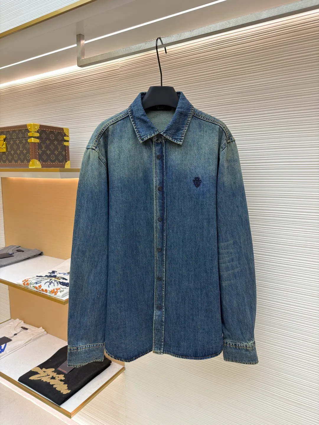 Gucci family crest embroidered denim shirt ●Original version: Purchased and developed for 11900 ●Item number: 1681992-A95 ●Material: denim fabric ●Technology: made by rubbing and wrinkled whiskers ●Color: denim gradient ●Type: fitted version ●Weight: about 605 grams ●Size: 46-48-50-52 ●Description: Customized cotton twin denim fabric, delicate, soft and comfortable to the skin The soft and layered cloud blue is used as the main color, like a flowing blue poem. The simple embroidery of the family crest is embellished on the chest in the "La Famiglia" series. It inherits the ancient Italian family totem, symbolizing the sophistication and entrepreneurial spirit of the family. The elegant lines outline the neck style, blooming charm in a low-key manner. The versatile darling on the fashion stage, using imported machine embroidery technology. Use advanced computer control systems and sophisticated mechanical components to realize the Gucci family crest embroidery operation with high precision. The lines are smooth and delicate, and priority is given to customizing 1:1 original denim material to fry snowballs and salt. Specially prepare the corresponding solution. Add a certain amount of dye, soak the denim material in it to absorb the solvent, and then scrub and dry it to further fade and oxidize. The rubbing wrinkle whisker technology and the gun painting whisker technique are combined. Manual rubbing is given priority in specific areas to achieve a natural wrinkle effect. Then specific tools are used to draw a whisker-shaped texture to achieve a full visual effect. The overall wiring is straight and delicate, the fabric is comfortable and soft, and the color is consistent without color difference. It can be matched with the same style to create a fashionable look and control various occasions. Customized accessories, complete with three standards, same style for men and women!