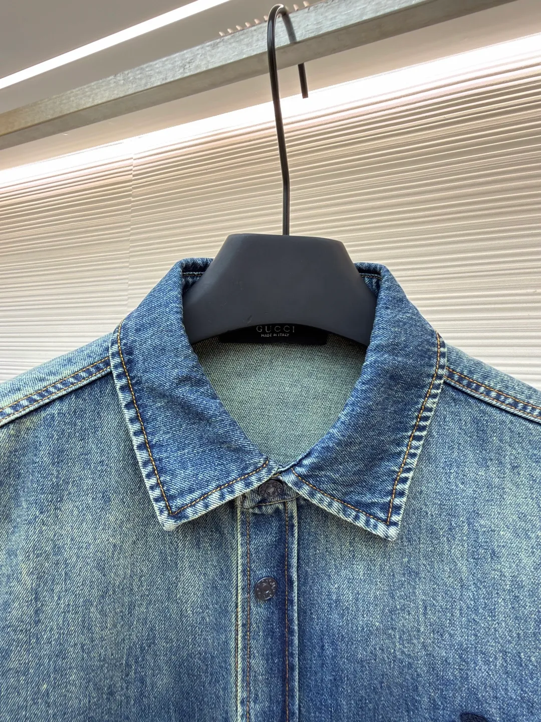 Gucci family crest embroidered denim shirt ●Original version: Purchased and developed for 11900 ●Item number: 1681992-A95 ●Material: denim fabric ●Technology: made by rubbing and wrinkled whiskers ●Color: denim gradient ●Type: fitted version ●Weight: about 605 grams ●Size: 46-48-50-52 ●Description: Customized cotton twin denim fabric, delicate, soft and comfortable to the skin The soft and layered cloud blue is used as the main color, like a flowing blue poem. The simple embroidery of the family crest is embellished on the chest in the "La Famiglia" series. It inherits the ancient Italian family totem, symbolizing the sophistication and entrepreneurial spirit of the family. The elegant lines outline the neck style, blooming charm in a low-key manner. The versatile darling on the fashion stage, using imported machine embroidery technology. Use advanced computer control systems and sophisticated mechanical components to realize the Gucci family crest embroidery operation with high precision. The lines are smooth and delicate, and priority is given to customizing 1:1 original denim material to fry snowballs and salt. Specially prepare the corresponding solution. Add a certain amount of dye, soak the denim material in it to absorb the solvent, and then scrub and dry it to further fade and oxidize. The rubbing wrinkle whisker technology and the gun painting whisker technique are combined. Manual rubbing is given priority in specific areas to achieve a natural wrinkle effect. Then specific tools are used to draw a whisker-shaped texture to achieve a full visual effect. The overall wiring is straight and delicate, the fabric is comfortable and soft, and the color is consistent without color difference. It can be matched with the same style to create a fashionable look and control various occasions. Customized accessories, complete with three standards, same style for men and women!