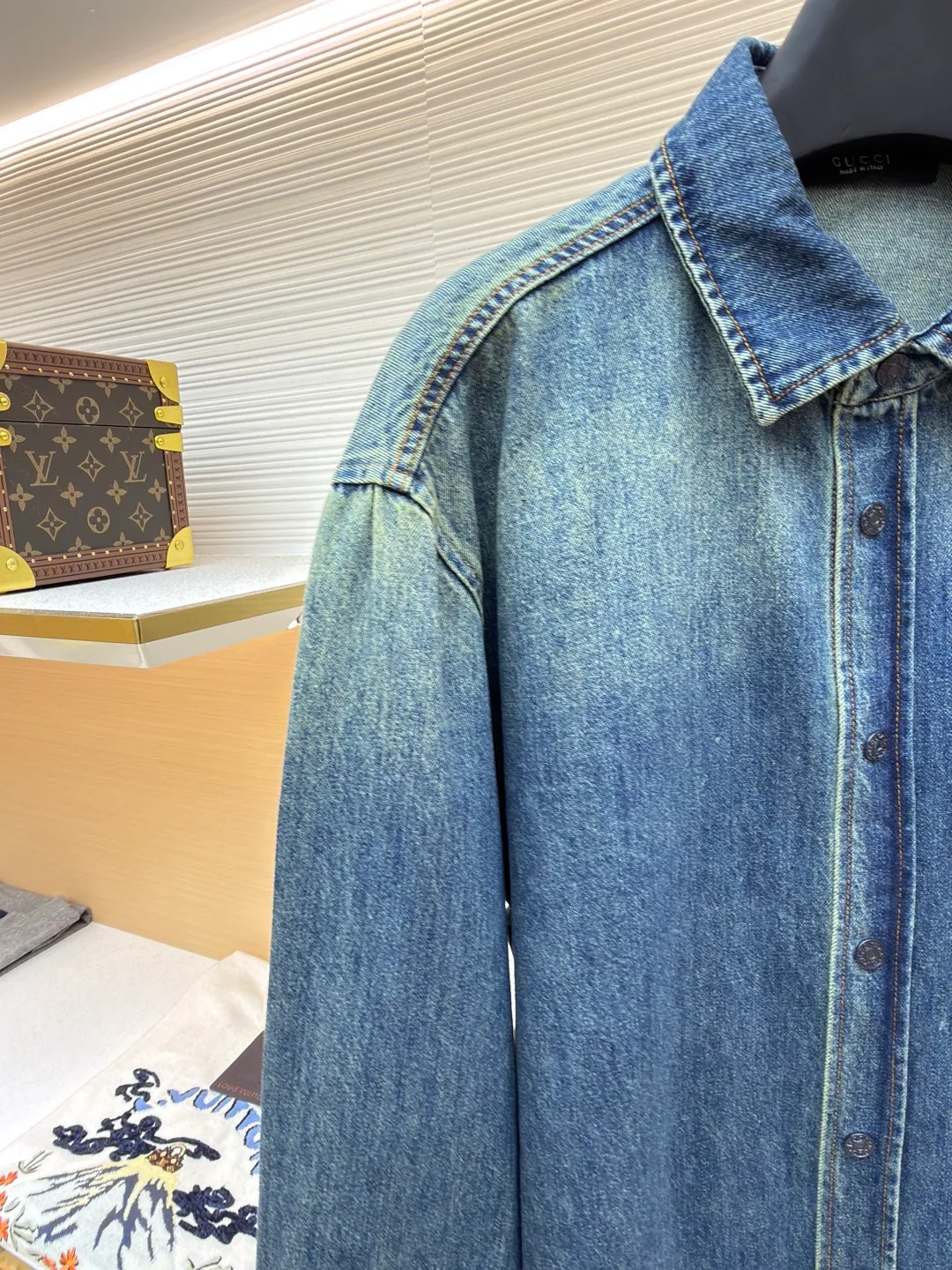 Gucci family crest embroidered denim shirt ●Original version: Purchased and developed for 11900 ●Item number: 1681992-A95 ●Material: denim fabric ●Technology: made by rubbing and wrinkled whiskers ●Color: denim gradient ●Type: fitted version ●Weight: about 605 grams ●Size: 46-48-50-52 ●Description: Customized cotton twin denim fabric, delicate, soft and comfortable to the skin The soft and layered cloud blue is used as the main color, like a flowing blue poem. The simple embroidery of the family crest is embellished on the chest in the "La Famiglia" series. It inherits the ancient Italian family totem, symbolizing the sophistication and entrepreneurial spirit of the family. The elegant lines outline the neck style, blooming charm in a low-key manner. The versatile darling on the fashion stage, using imported machine embroidery technology. Use advanced computer control systems and sophisticated mechanical components to realize the Gucci family crest embroidery operation with high precision. The lines are smooth and delicate, and priority is given to customizing 1:1 original denim material to fry snowballs and salt. Specially prepare the corresponding solution. Add a certain amount of dye, soak the denim material in it to absorb the solvent, and then scrub and dry it to further fade and oxidize. The rubbing wrinkle whisker technology and the gun painting whisker technique are combined. Manual rubbing is given priority in specific areas to achieve a natural wrinkle effect. Then specific tools are used to draw a whisker-shaped texture to achieve a full visual effect. The overall wiring is straight and delicate, the fabric is comfortable and soft, and the color is consistent without color difference. It can be matched with the same style to create a fashionable look and control various occasions. Customized accessories, complete with three standards, same style for men and women!