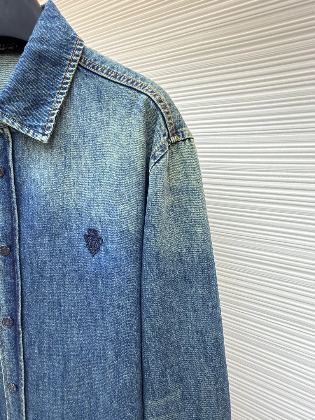 Gucci family crest embroidered denim shirt ●Original version: Purchased and developed for 11900 ●Item number: 1681992-A95 ●Material: denim fabric ●Technology: made by rubbing and wrinkled whiskers ●Color: denim gradient ●Type: fitted version ●Weight: about 605 grams ●Size: 46-48-50-52 ●Description: Customized cotton twin denim fabric, delicate, soft and comfortable to the skin The soft and layered cloud blue is used as the main color, like a flowing blue poem. The simple embroidery of the family crest is embellished on the chest in the "La Famiglia" series. It inherits the ancient Italian family totem, symbolizing the sophistication and entrepreneurial spirit of the family. The elegant lines outline the neck style, blooming charm in a low-key manner. The versatile darling on the fashion stage, using imported machine embroidery technology. Use advanced computer control systems and sophisticated mechanical components to realize the Gucci family crest embroidery operation with high precision. The lines are smooth and delicate, and priority is given to customizing 1:1 original denim material to fry snowballs and salt. Specially prepare the corresponding solution. Add a certain amount of dye, soak the denim material in it to absorb the solvent, and then scrub and dry it to further fade and oxidize. The rubbing wrinkle whisker technology and the gun painting whisker technique are combined. Manual rubbing is given priority in specific areas to achieve a natural wrinkle effect. Then specific tools are used to draw a whisker-shaped texture to achieve a full visual effect. The overall wiring is straight and delicate, the fabric is comfortable and soft, and the color is consistent without color difference. It can be matched with the same style to create a fashionable look and control various occasions. Customized accessories, complete with three standards, same style for men and women!