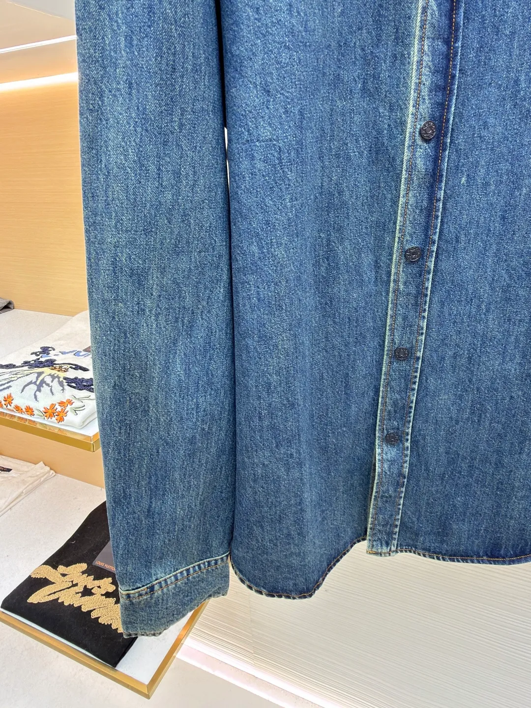 Gucci family crest embroidered denim shirt ●Original version: Purchased and developed for 11900 ●Item number: 1681992-A95 ●Material: denim fabric ●Technology: made by rubbing and wrinkled whiskers ●Color: denim gradient ●Type: fitted version ●Weight: about 605 grams ●Size: 46-48-50-52 ●Description: Customized cotton twin denim fabric, delicate, soft and comfortable to the skin The soft and layered cloud blue is used as the main color, like a flowing blue poem. The simple embroidery of the family crest is embellished on the chest in the "La Famiglia" series. It inherits the ancient Italian family totem, symbolizing the sophistication and entrepreneurial spirit of the family. The elegant lines outline the neck style, blooming charm in a low-key manner. The versatile darling on the fashion stage, using imported machine embroidery technology. Use advanced computer control systems and sophisticated mechanical components to realize the Gucci family crest embroidery operation with high precision. The lines are smooth and delicate, and priority is given to customizing 1:1 original denim material to fry snowballs and salt. Specially prepare the corresponding solution. Add a certain amount of dye, soak the denim material in it to absorb the solvent, and then scrub and dry it to further fade and oxidize. The rubbing wrinkle whisker technology and the gun painting whisker technique are combined. Manual rubbing is given priority in specific areas to achieve a natural wrinkle effect. Then specific tools are used to draw a whisker-shaped texture to achieve a full visual effect. The overall wiring is straight and delicate, the fabric is comfortable and soft, and the color is consistent without color difference. It can be matched with the same style to create a fashionable look and control various occasions. Customized accessories, complete with three standards, same style for men and women!