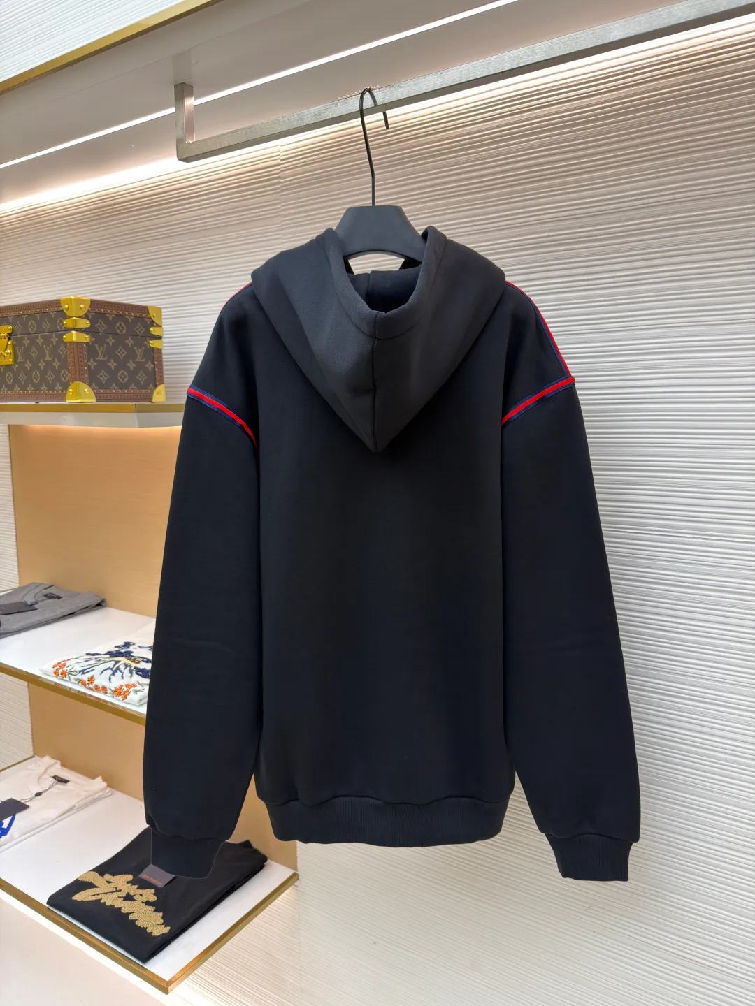 Gucci black webbing hooded sweatshirt ●Item number: 1681424-B10 ●Material: cotton terry fabric ●Technology: embroidery production ●Color: black ●Version: fitted version ●Weight: about 695 grams ●Size: S-M-L ●Description: This sweatshirt is made of high-density waffle velvet fabric, which feels thick and has good warmth retention. The hooded design adopts three-dimensional tailoring and drawstring technology. The hood is stiff and can be freely adjusted for tightness. The red and blue webbing on the shoulders uses inlay sewing technology to form a sharp visual contrast with the black fabric, and the lines are smooth and firm. The brand logo on the chest uses high-density embroidery technology, and the letter texture is delicate and closely adheres to the fabric. The kangaroo pocket is made of one-piece molding technology, with flat edges and convenient storage. The cuffs and hem ribs are made of high-elastic knitting technology, which closely fits the body and has excellent elasticity. The overall cut is a loose, dropped-shoulder version, and the multi-piece structure is spliced ​​to create a casual and trendy wearing effect, while ensuring comfort and freedom during movement. It is a fashionable item that combines the brand's classic elements with casual sweatshirt technology, and has both texture and practicality. The overall wiring is straight and delicate, the fabric is comfortable and soft, and the color is consistent without color difference. It can be matched with the same style to create a fashionable look and control various occasions. Customized accessories, complete with three standards, same style for men and women!