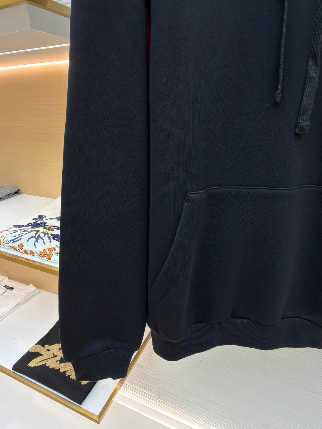 Gucci black webbing hooded sweatshirt ●Item number: 1681424-B10 ●Material: cotton terry fabric ●Technology: embroidery production ●Color: black ●Version: fitted version ●Weight: about 695 grams ●Size: S-M-L ●Description: This sweatshirt is made of high-density waffle velvet fabric, which feels thick and has good warmth retention. The hooded design adopts three-dimensional tailoring and drawstring technology. The hood is stiff and can be freely adjusted for tightness. The red and blue webbing on the shoulders uses inlay sewing technology to form a sharp visual contrast with the black fabric, and the lines are smooth and firm. The brand logo on the chest uses high-density embroidery technology, and the letter texture is delicate and closely adheres to the fabric. The kangaroo pocket is made of one-piece molding technology, with flat edges and convenient storage. The cuffs and hem ribs are made of high-elastic knitting technology, which closely fits the body and has excellent elasticity. The overall cut is a loose, dropped-shoulder version, and the multi-piece structure is spliced ​​to create a casual and trendy wearing effect, while ensuring comfort and freedom during movement. It is a fashionable item that combines the brand's classic elements with casual sweatshirt technology, and has both texture and practicality. The overall wiring is straight and delicate, the fabric is comfortable and soft, and the color is consistent without color difference. It can be matched with the same style to create a fashionable look and control various occasions. Customized accessories, complete with three standards, same style for men and women!