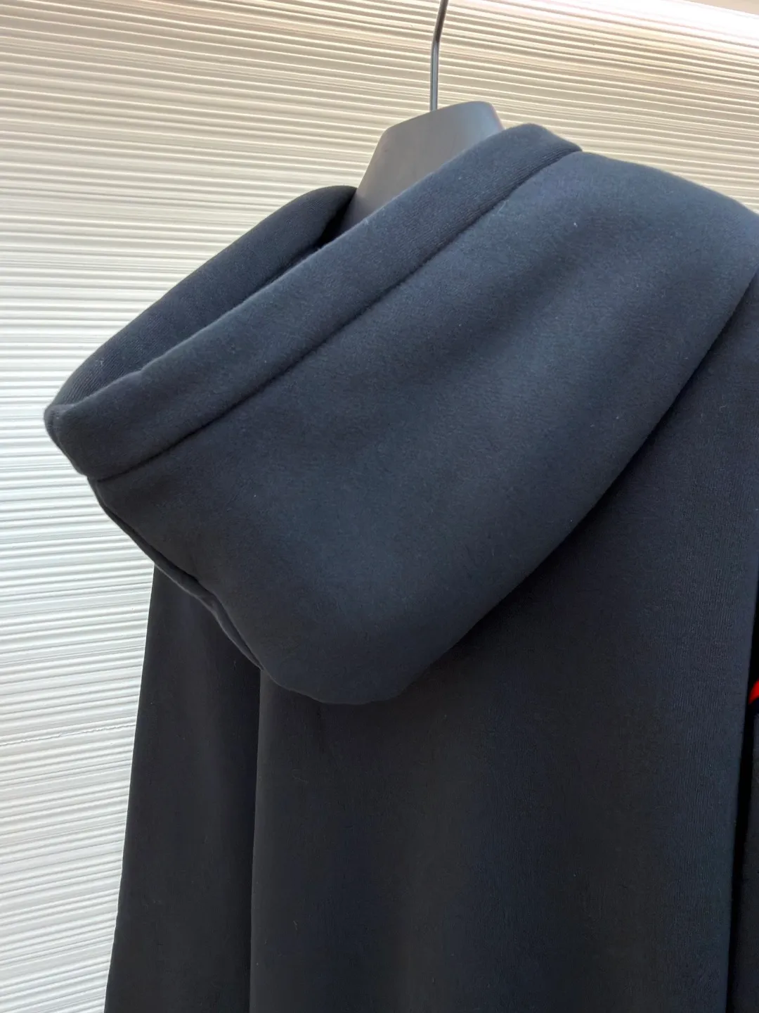 Gucci black webbing hooded sweatshirt ●Item number: 1681424-B10 ●Material: cotton terry fabric ●Technology: embroidery production ●Color: black ●Version: fitted version ●Weight: about 695 grams ●Size: S-M-L ●Description: This sweatshirt is made of high-density waffle velvet fabric, which feels thick and has good warmth retention. The hooded design adopts three-dimensional tailoring and drawstring technology. The hood is stiff and can be freely adjusted for tightness. The red and blue webbing on the shoulders uses inlay sewing technology to form a sharp visual contrast with the black fabric, and the lines are smooth and firm. The brand logo on the chest uses high-density embroidery technology, and the letter texture is delicate and closely adheres to the fabric. The kangaroo pocket is made of one-piece molding technology, with flat edges and convenient storage. The cuffs and hem ribs are made of high-elastic knitting technology, which closely fits the body and has excellent elasticity. The overall cut is a loose, dropped-shoulder version, and the multi-piece structure is spliced ​​to create a casual and trendy wearing effect, while ensuring comfort and freedom during movement. It is a fashionable item that combines the brand's classic elements with casual sweatshirt technology, and has both texture and practicality. The overall wiring is straight and delicate, the fabric is comfortable and soft, and the color is consistent without color difference. It can be matched with the same style to create a fashionable look and control various occasions. Customized accessories, complete with three standards, same style for men and women!